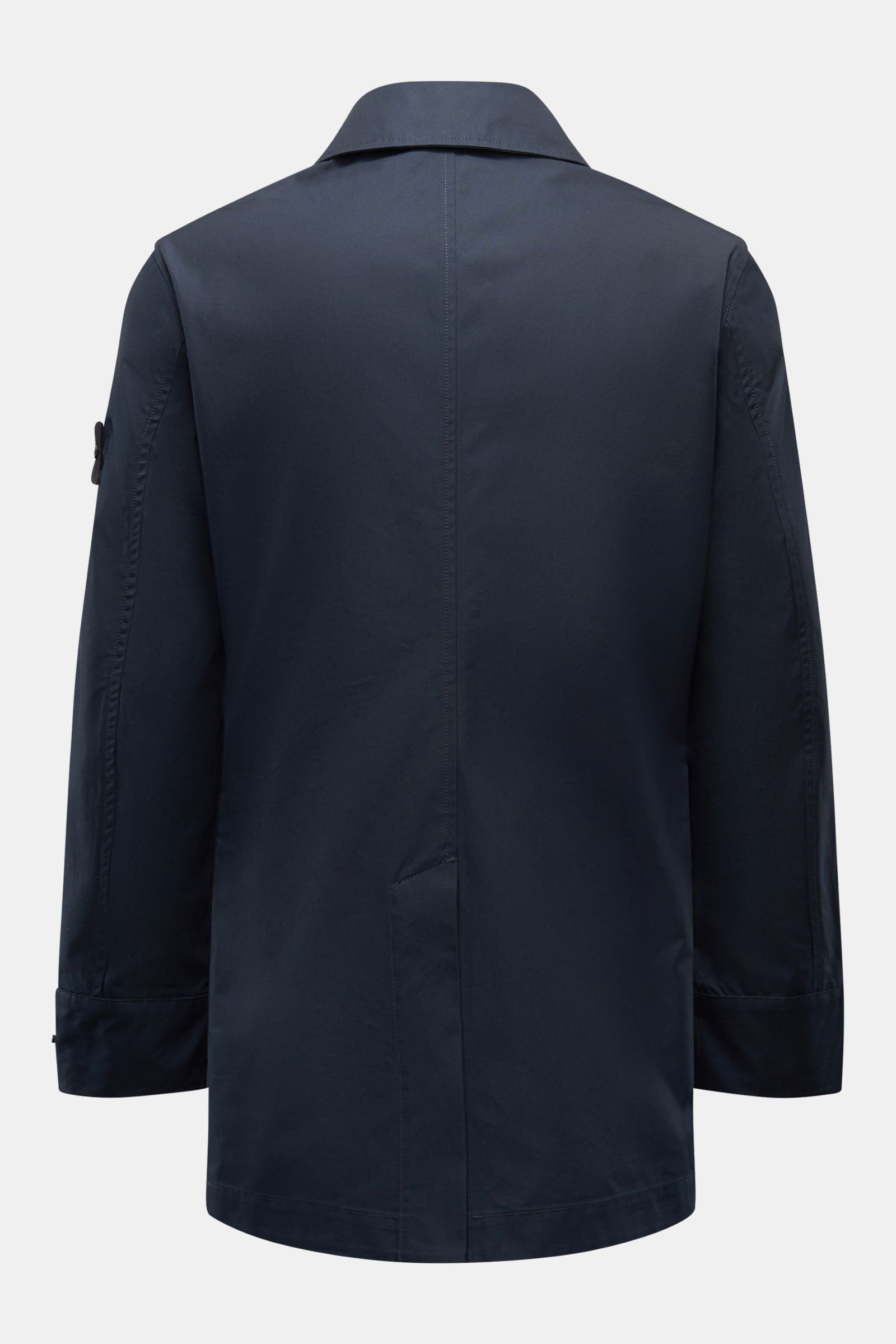 Rear view of Stone Island Kurzmantel 'Ghost Piece' navy, a slim fit, water-repellent popeline coat with tonal compass badge and clean lines.

Eleganz trifft Funktion: Der Kurzmantel von STONE ISLAND aus der 'Ghost-Collection' überzeugt mit wasserabweis