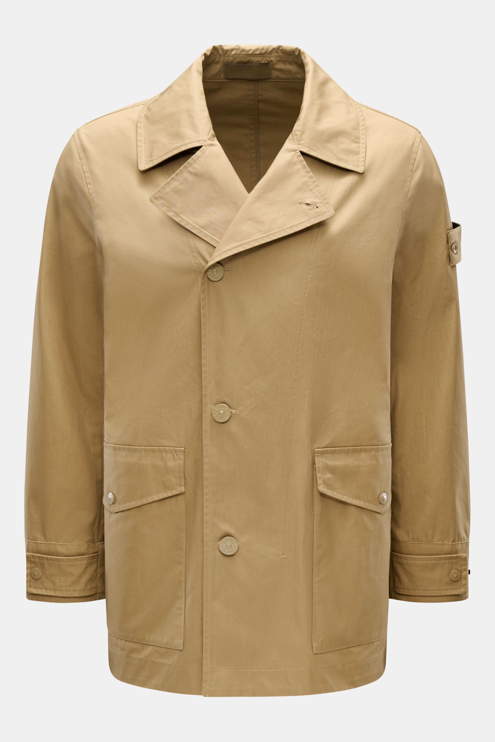 Front view of Stone Island Kurzmantel 'Ghost Piece' khaki, a slim fit short coat with water-repellent popeline, tonal compass badge, and buttoned flap pockets. Eleganz trifft Funktion: Der Kurzmantel von STONE ISLAND aus der 'Ghost-Collection' überzeugt m