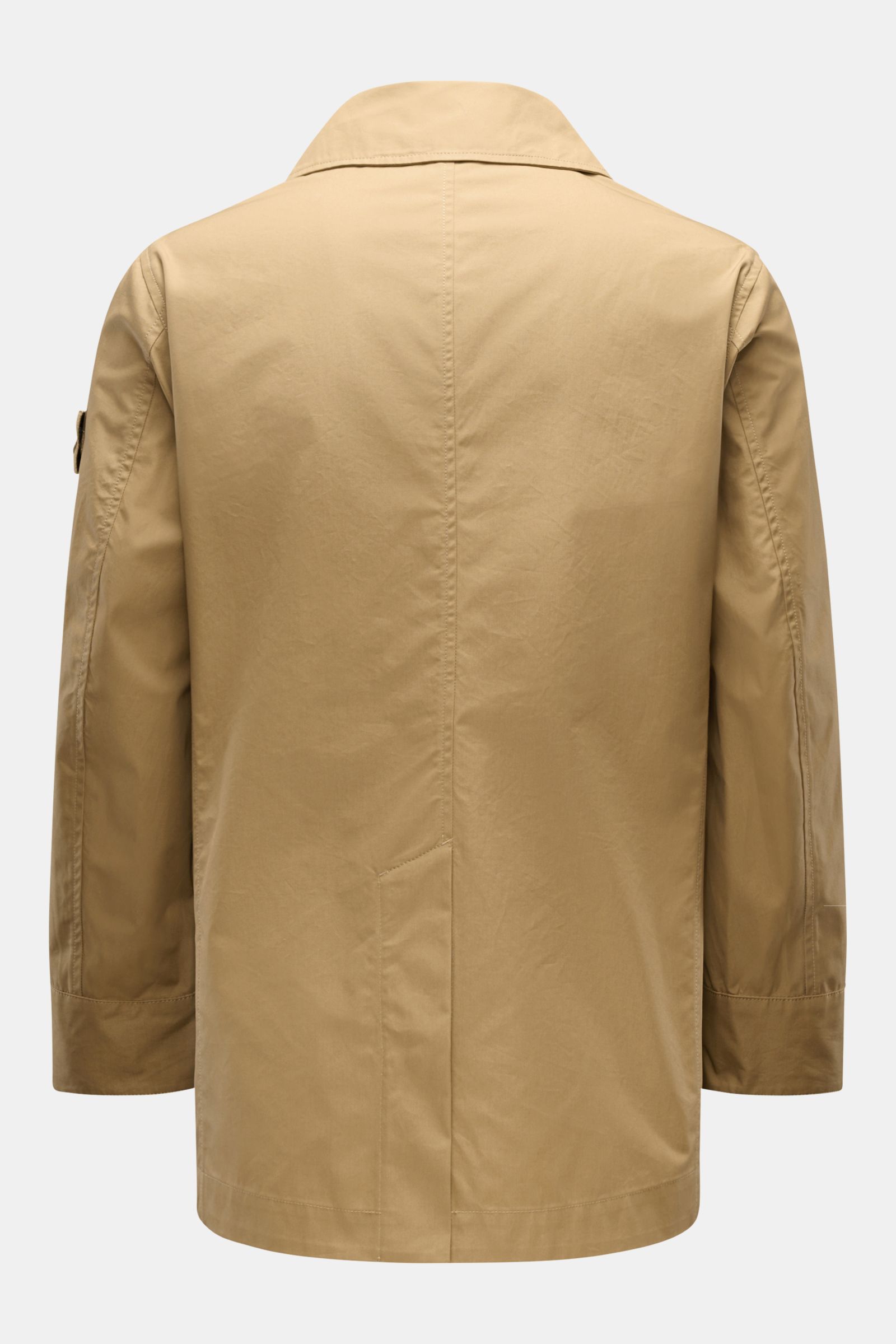 Rear view of Stone Island Kurzmantel 'Ghost Piece' khaki, a slim fit, water-repellent microfiber short coat with smooth feel and tonal compass badge.

Eleganz trifft Funktion: Der Kurzmantel von STONE ISLAND aus der 'Ghost-Collection' überzeugt mit was
