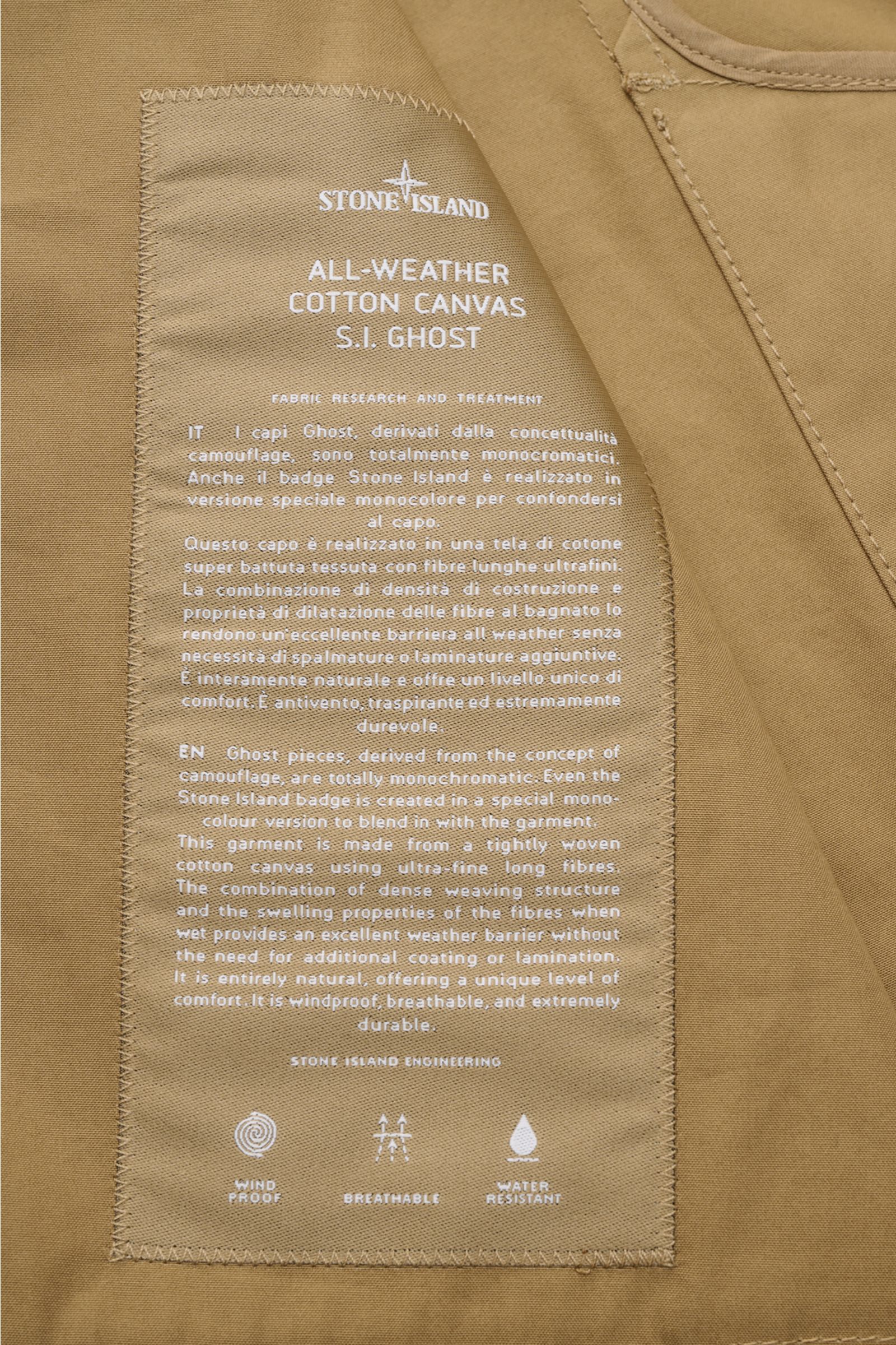 Close-up front view of the Stone Island Kurzmantel 'Ghost Piece' khaki label showing detailed fabric description and care instructions.

Eleganz trifft Funktion: Der Kurzmantel von STONE ISLAND aus der 'Ghost-Collection' überzeugt mit wasserabweisendem