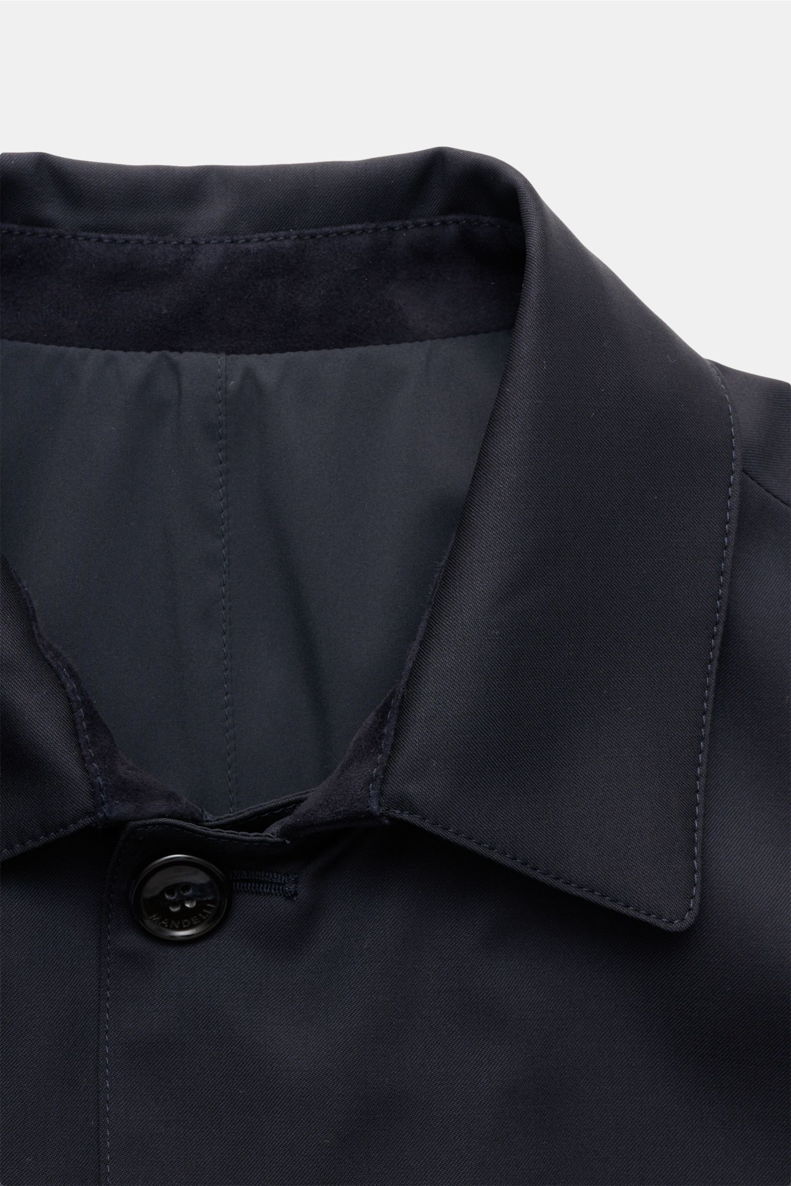 Mandelli Wende-Kurzmantel navy, Detailaufnahme von Umlegekragen und Vier-Knopf-Leiste, reine Wolle, weich, Slim Fit, wendbar, paspelierte Taschen.