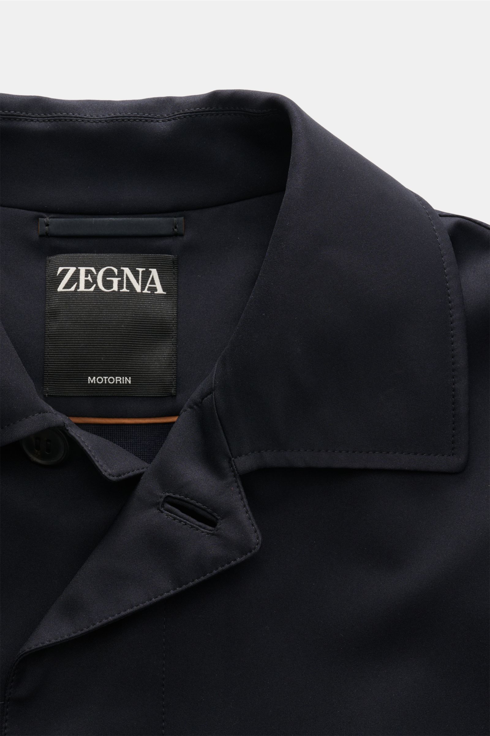 Zegna Mantel 'Motorino' dark navy, Detailansicht Kragen mit Velourslederbesatz, verdeckte Knopfleiste, hochwertiger Microfaser, Slim Fit, wind- und wasserabweisend.