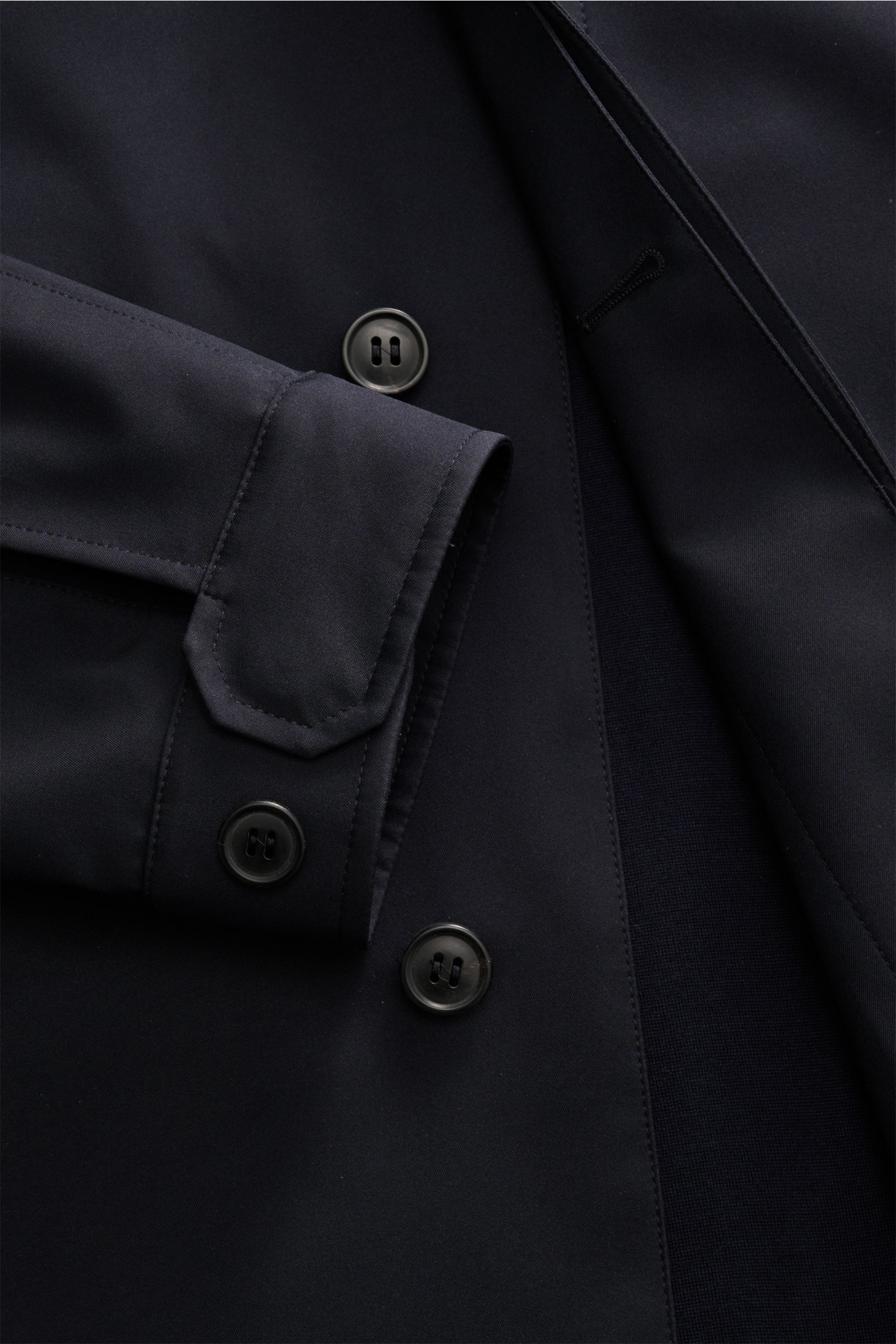 Zegna Mantel 'Motorino' dark navy, Detailaufnahme von Ärmel, Knöpfen und Velourslederbesatz, wind- und wasserabweisend, Slim Fit, Microfaser.