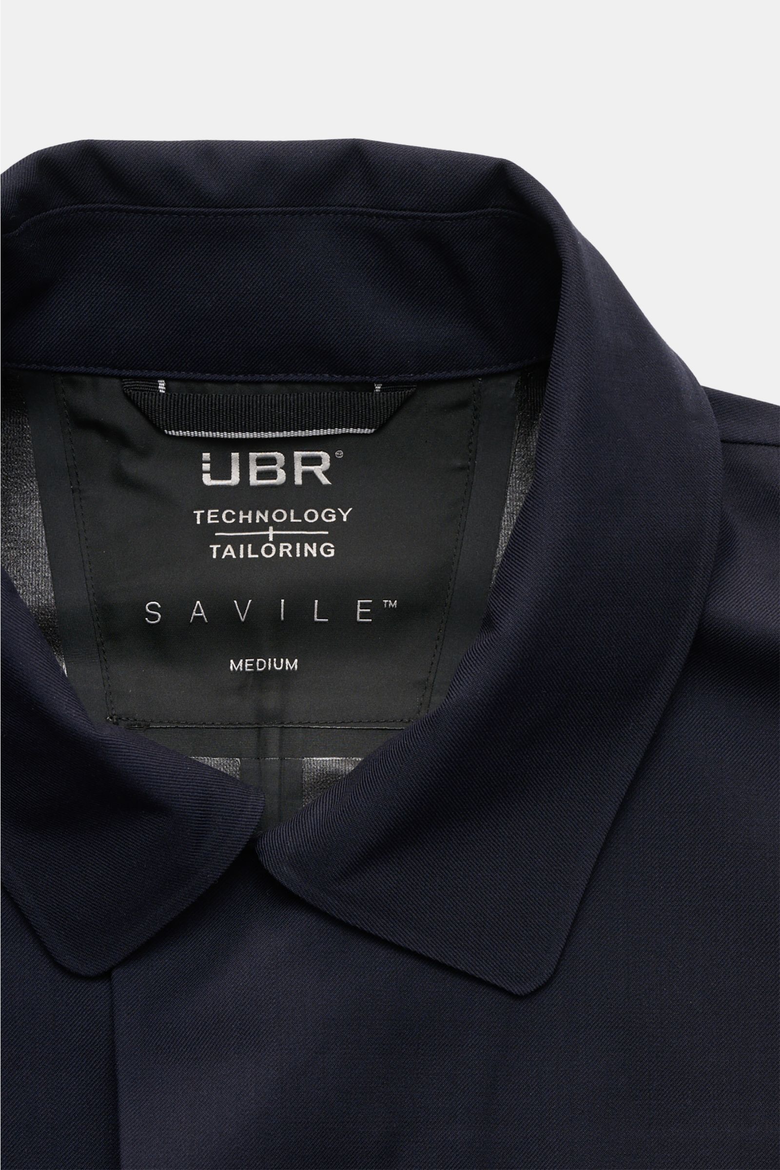 Nahaufnahme des UBR Regenmantels 'Sky Fall Savile' navy mit Umlegekragen, glattem Griff und smarter Merinowolle-Microfaser-Mischung.