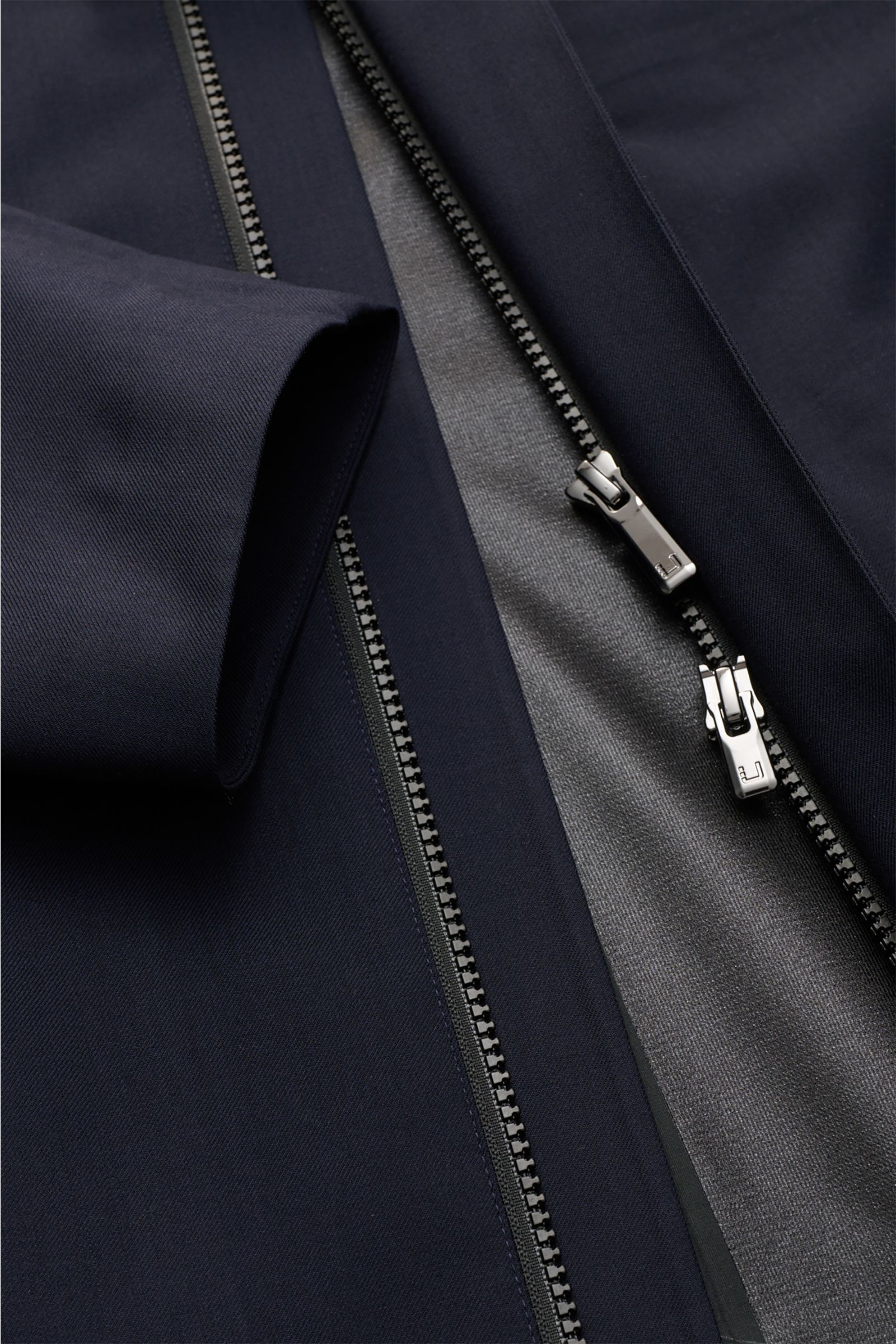 UBR Regenmantel 'Sky Fall Savile' navy Detailaufnahme von Reißverschluss, glattem Merinowoll-Microfaser-Stoff, Slim Fit, wind- und wasserdicht