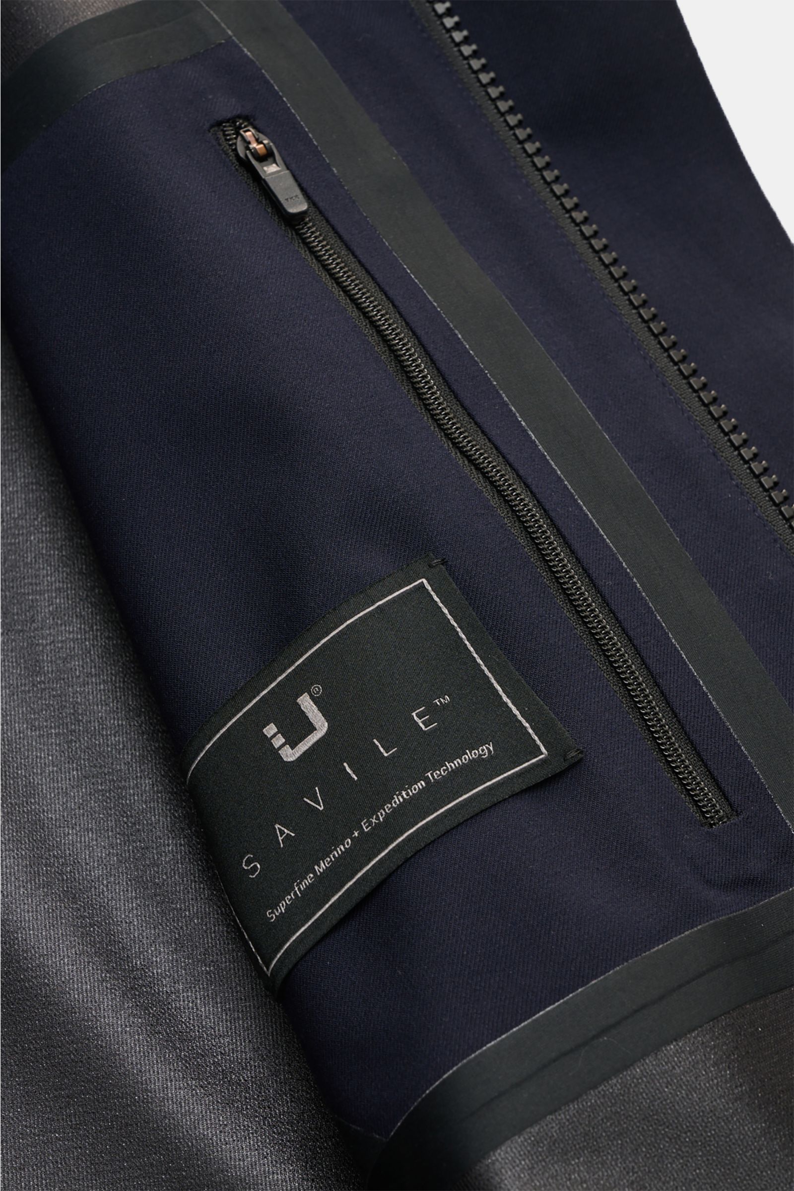 Innenansicht des UBR Regenmantels 'Sky Fall Savile' navy, ultraleicht, aus Merinowolle-Microfaser-Mix mit getapten Nähten und Reißverschluss.