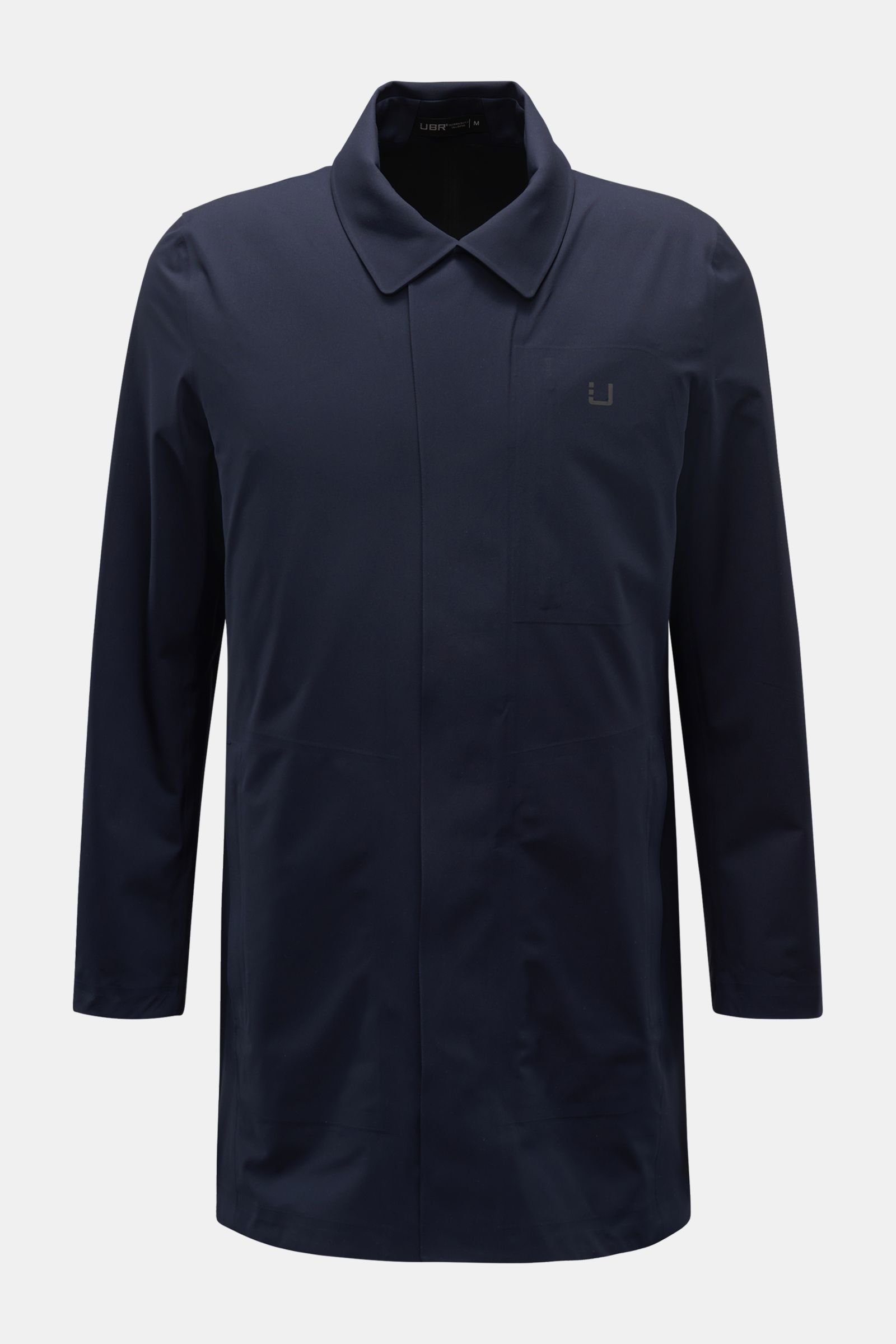 UBR Regenmantel 'Sky Fall' navy, frontale Nahaufnahme, ultraleichte Microfaser, winddicht, wasserabweisend, Slim Fit, Umlegekragen, Zwei-Wege-Reißverschluss.
