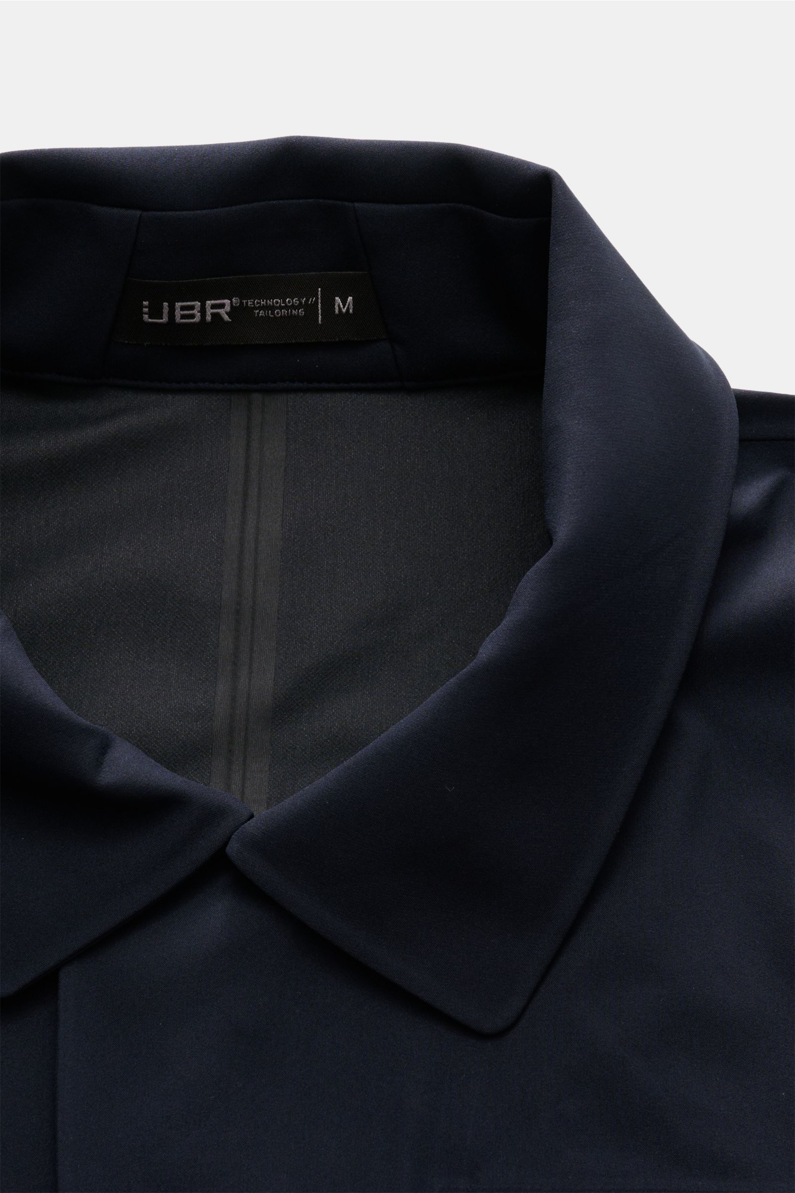UBR Regenmantel 'Sky Fall' navy, Detailansicht vom Umlegekragen, smarte Microfaser, winddicht, wasserabweisend, Slim Fit, leicht.