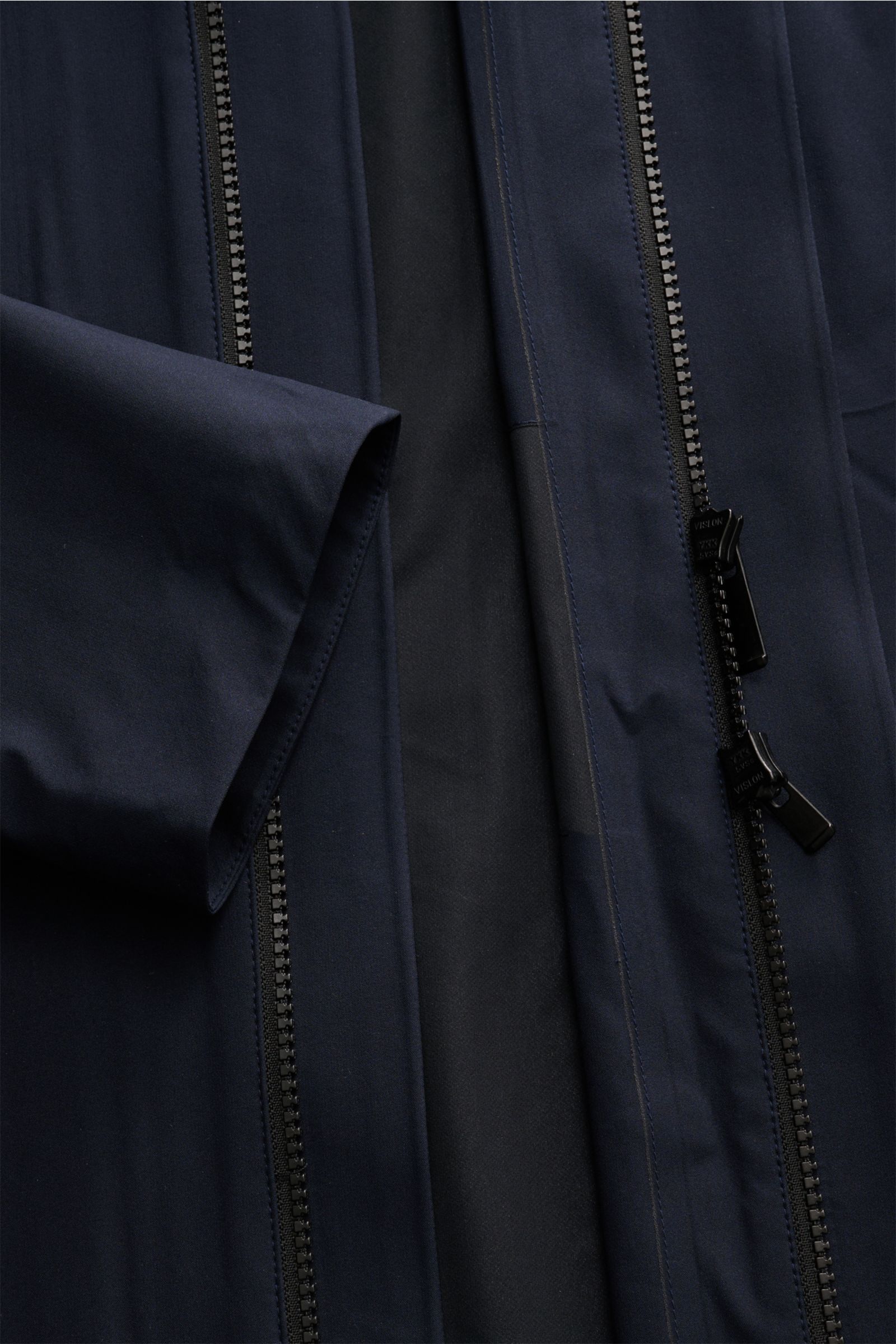 UBR Regenmantel 'Sky Fall' navy, Detailaufnahme von innen mit zwei-Wege-Reißverschluss, leichter Microfaser, winddicht, wasserabweisend.
