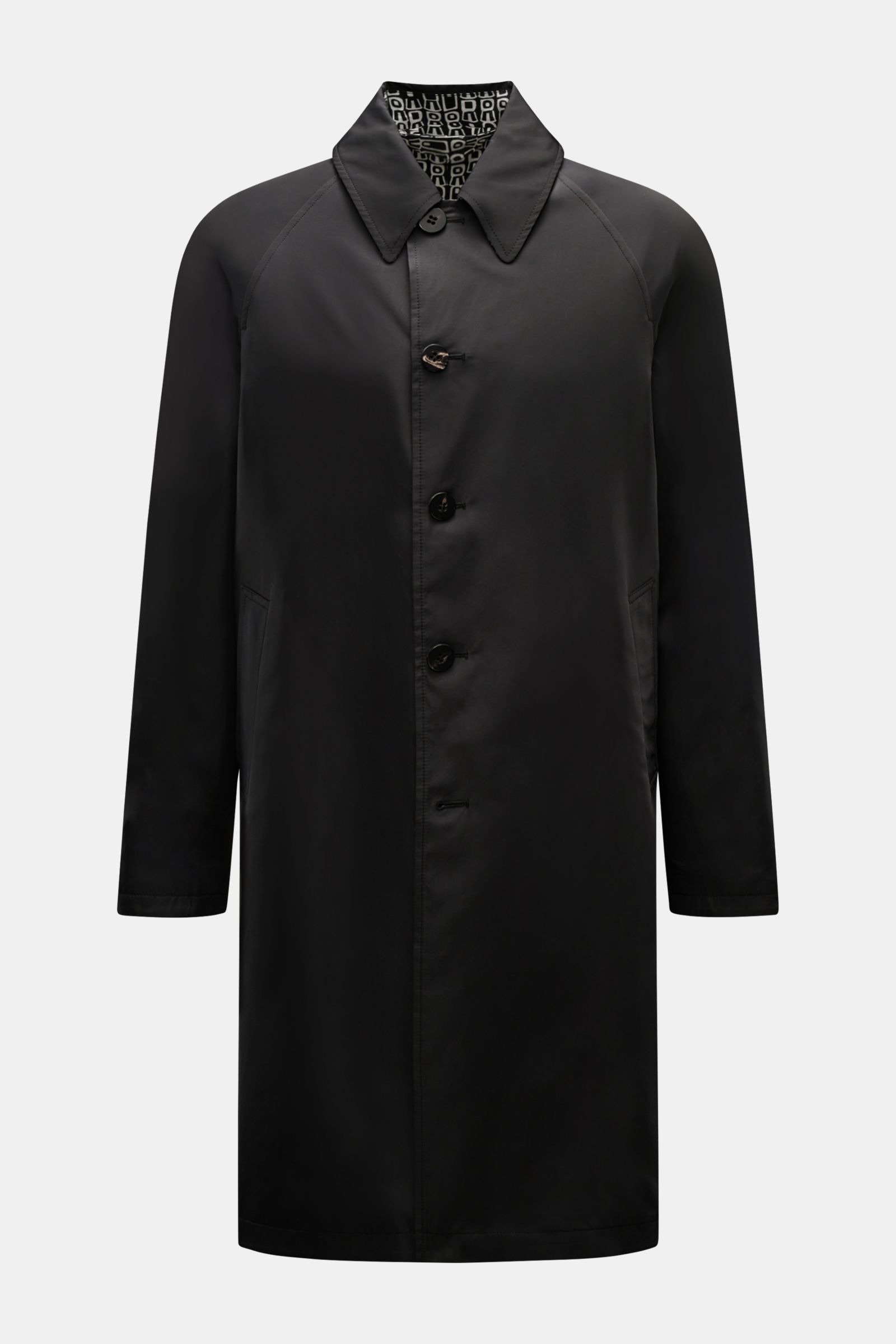 Vorderansicht des 04651/ A trip in a bag Wende-Mantel 'Abstract' schwarz/offwhite mit Umlegekragen, Slim Fit, fünf Knöpfen, Raglanärmeln und schrägen Leistentaschen.