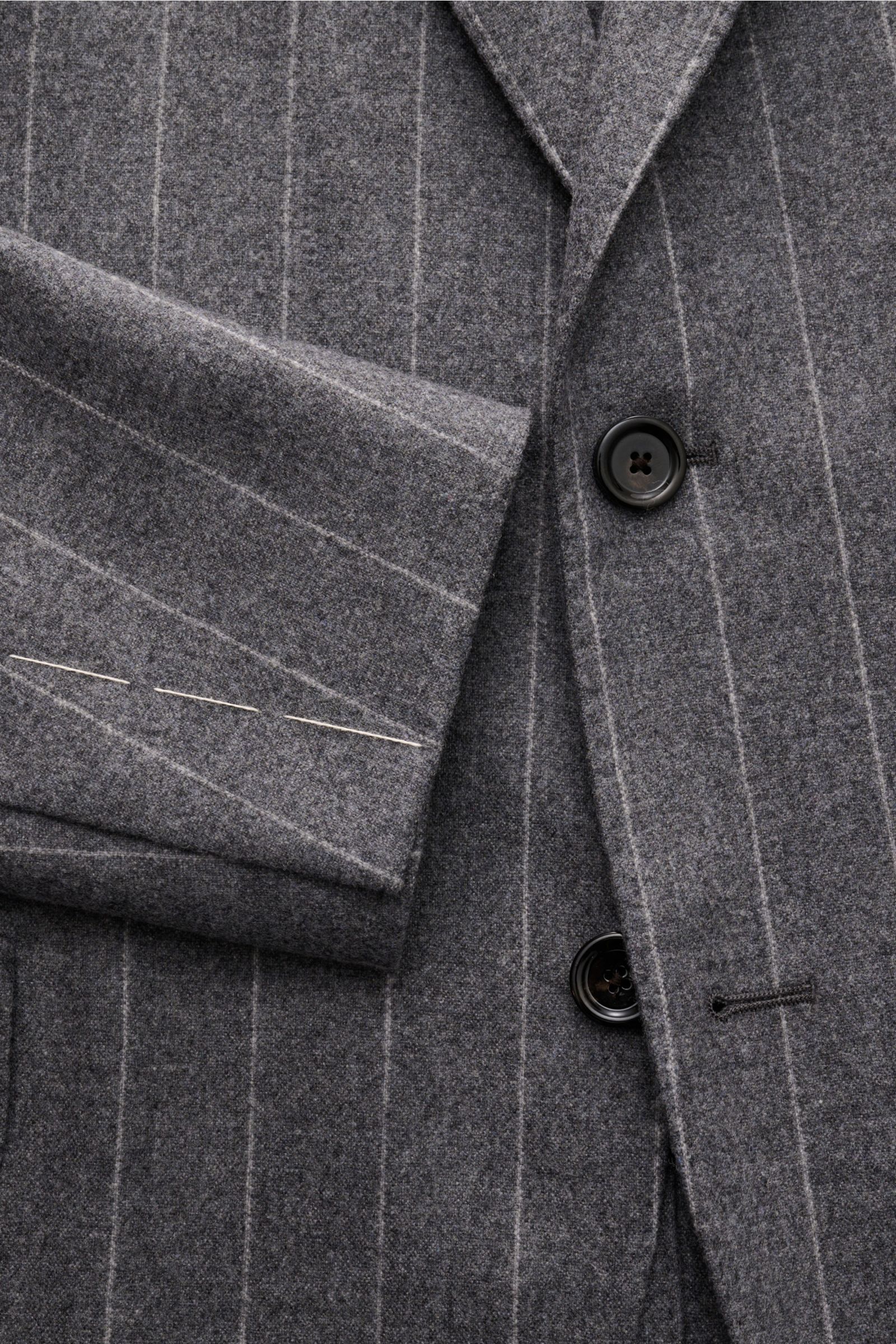 Close-up front view of the Lardini Anzug grau gestreift, a slim-fit grey striped suit in a Schurwolle and Cashmere mix with chalk stripes, featuring a two-button tailored jacket with soft fabric and unfinished sleeve cuffs.