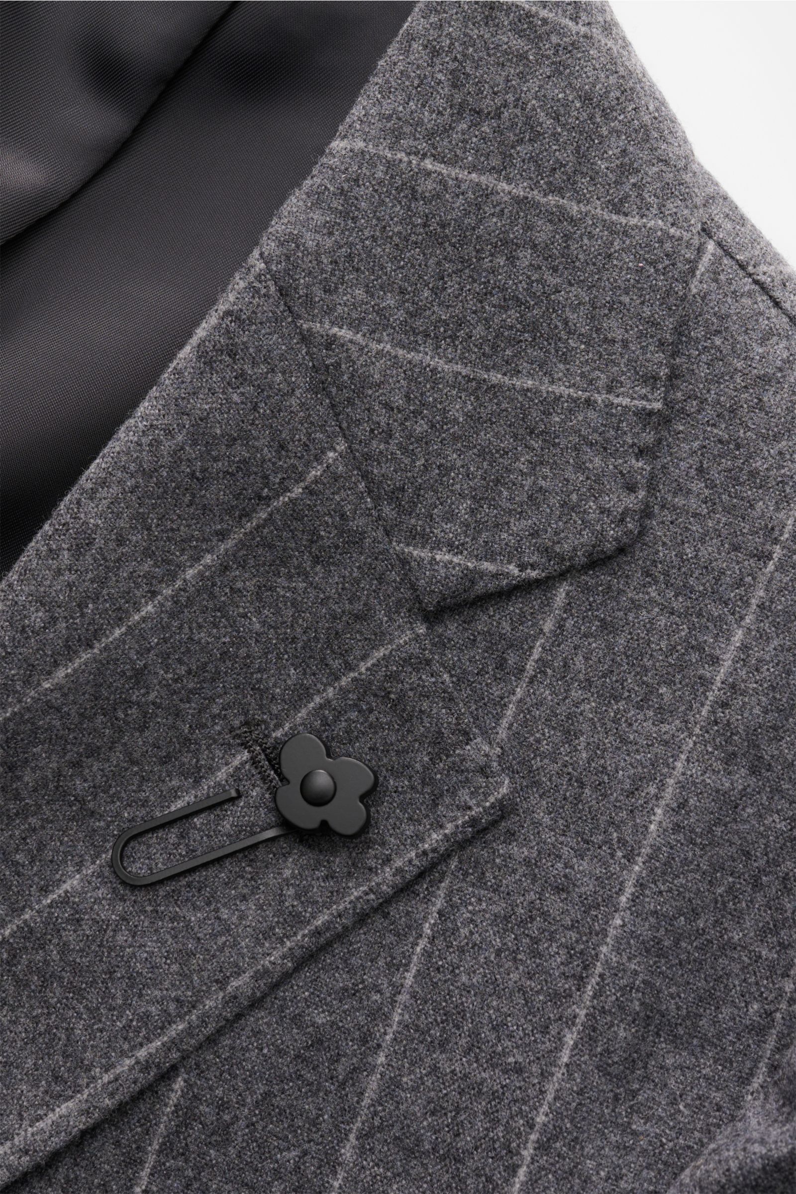 Close-up front angle of the Lardini Anzug grau gestreift, a grey striped wool and cashmere suit with classic chalk stripes, slim fit, and a black flower lapel pin.