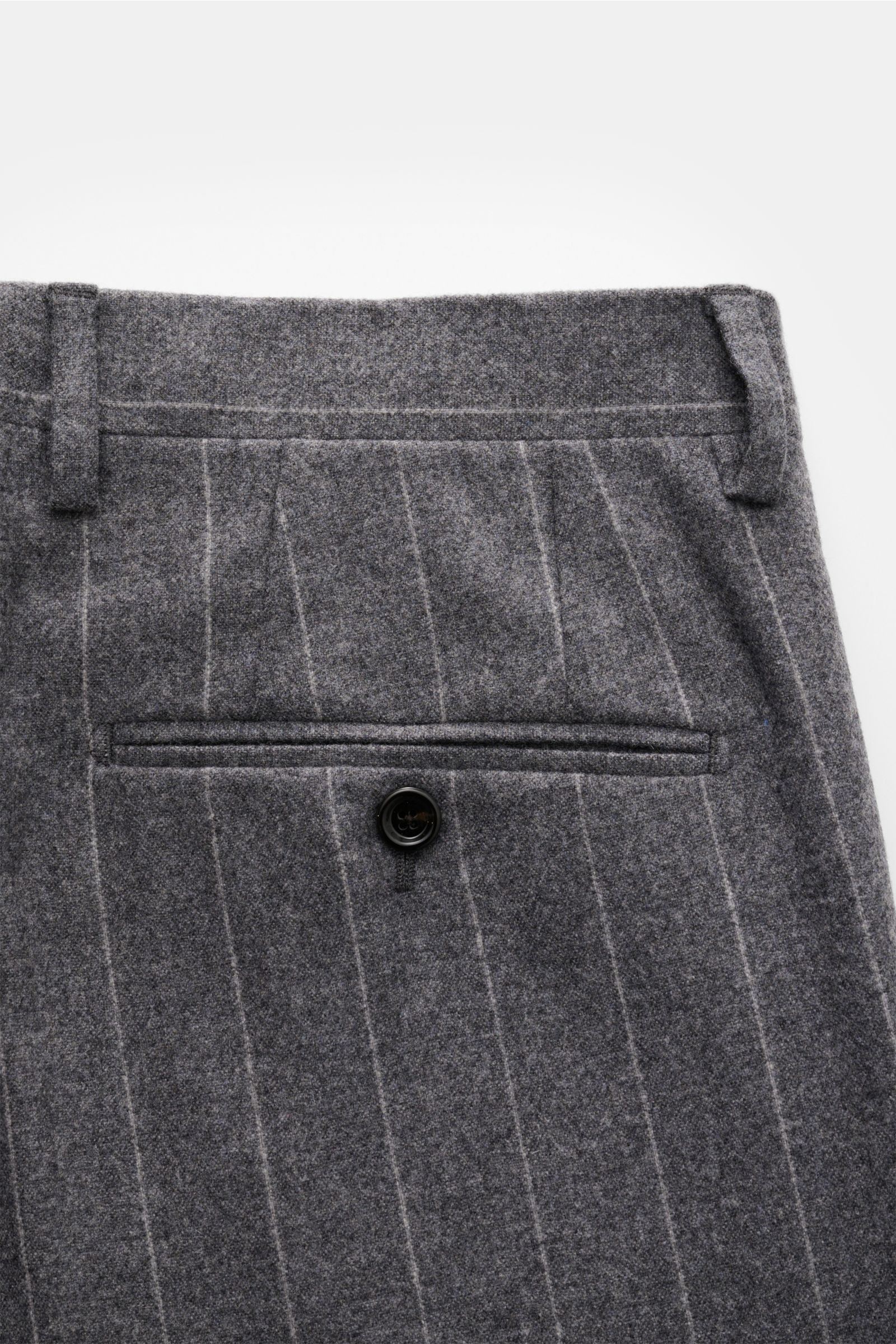 Close-up rear view of the Lardini Anzug grau gestreift trousers in a slim fit, made from a soft mix of Schurwolle and Cashmere with classic chalk stripes, featuring a buttoned welt back pocket and belt loops.