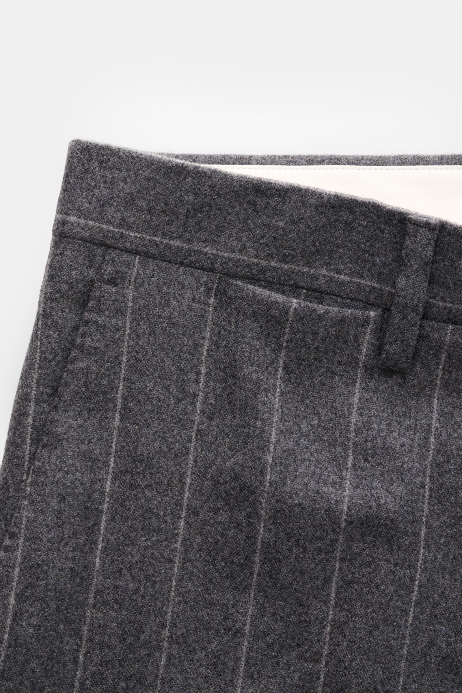 Close-up front view of Lardini Anzug grau gestreift pants showing gray chalk stripes, waistband, belt loop, and soft wool-cashmere fabric texture.