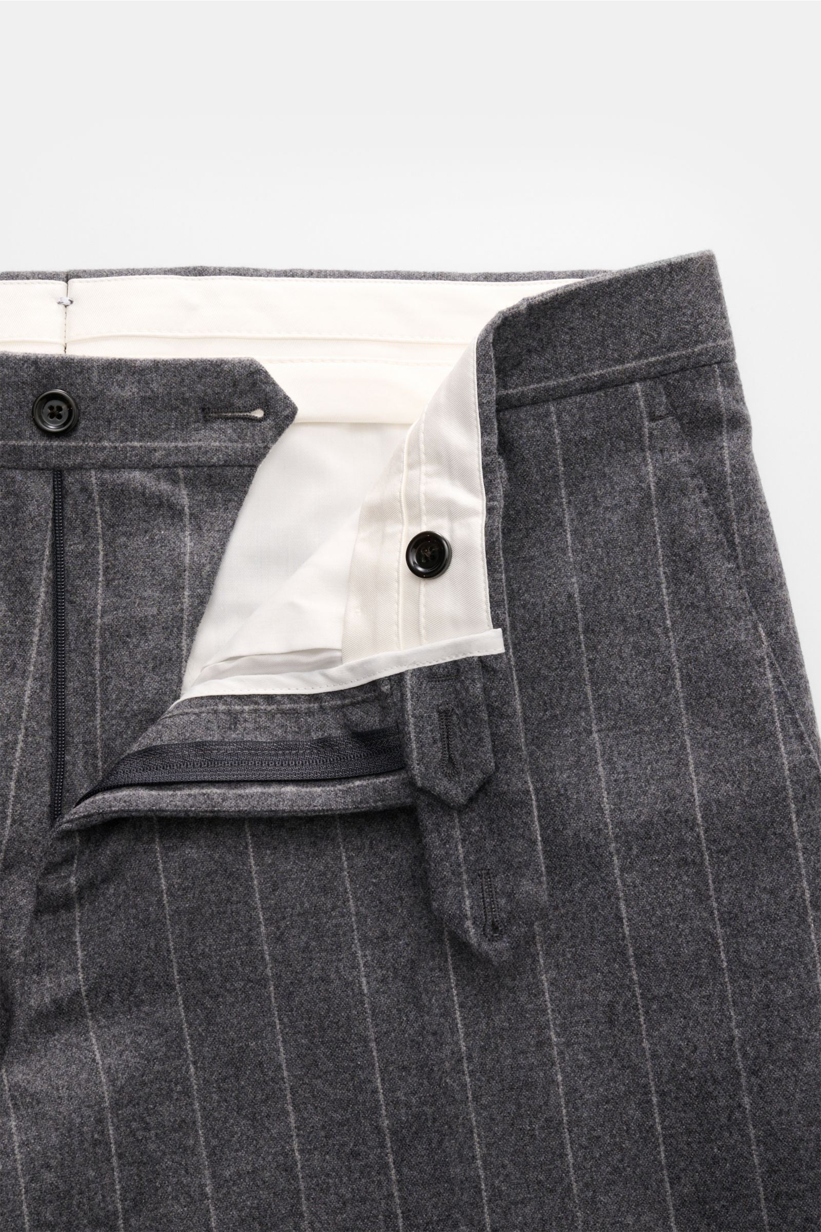 Close-up front view of Lardini Anzug grau gestreift trousers made of a soft grey wool and cashmere blend with classic chalk stripes, featuring a zipper, button closure, and white inner lining.