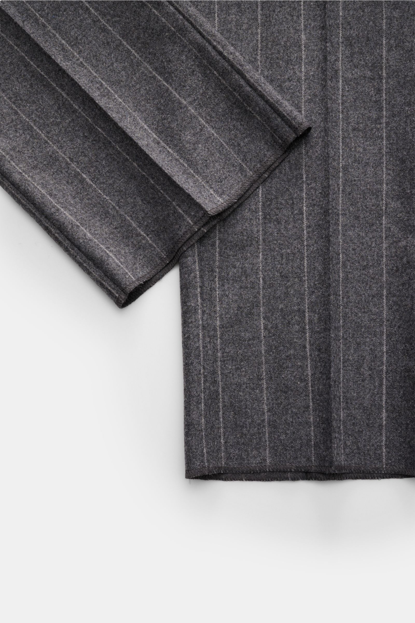 Close-up angled view of the sleeve and lower section of the Lardini Anzug grau gestreift, a slim fit gray suit with classic chalk stripes, made from a soft wool and cashmere blend.