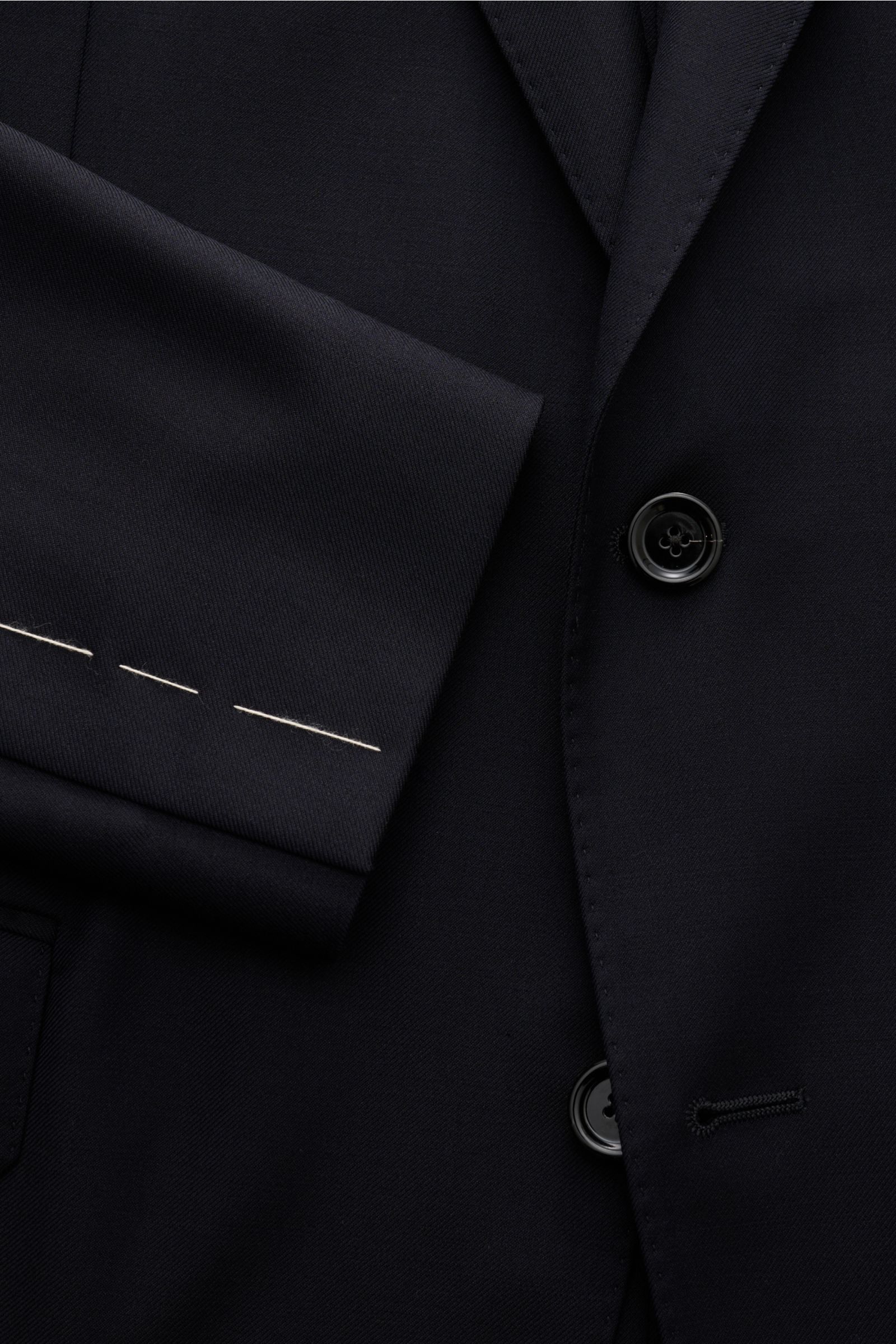 Lardini Anzug dark navy aus feinem Twill und reiner Schurwolle, Slim Fit Sakko mit Zwei-Knopf-Stil, Detailaufnahme von Knöpfen und Ärmel.