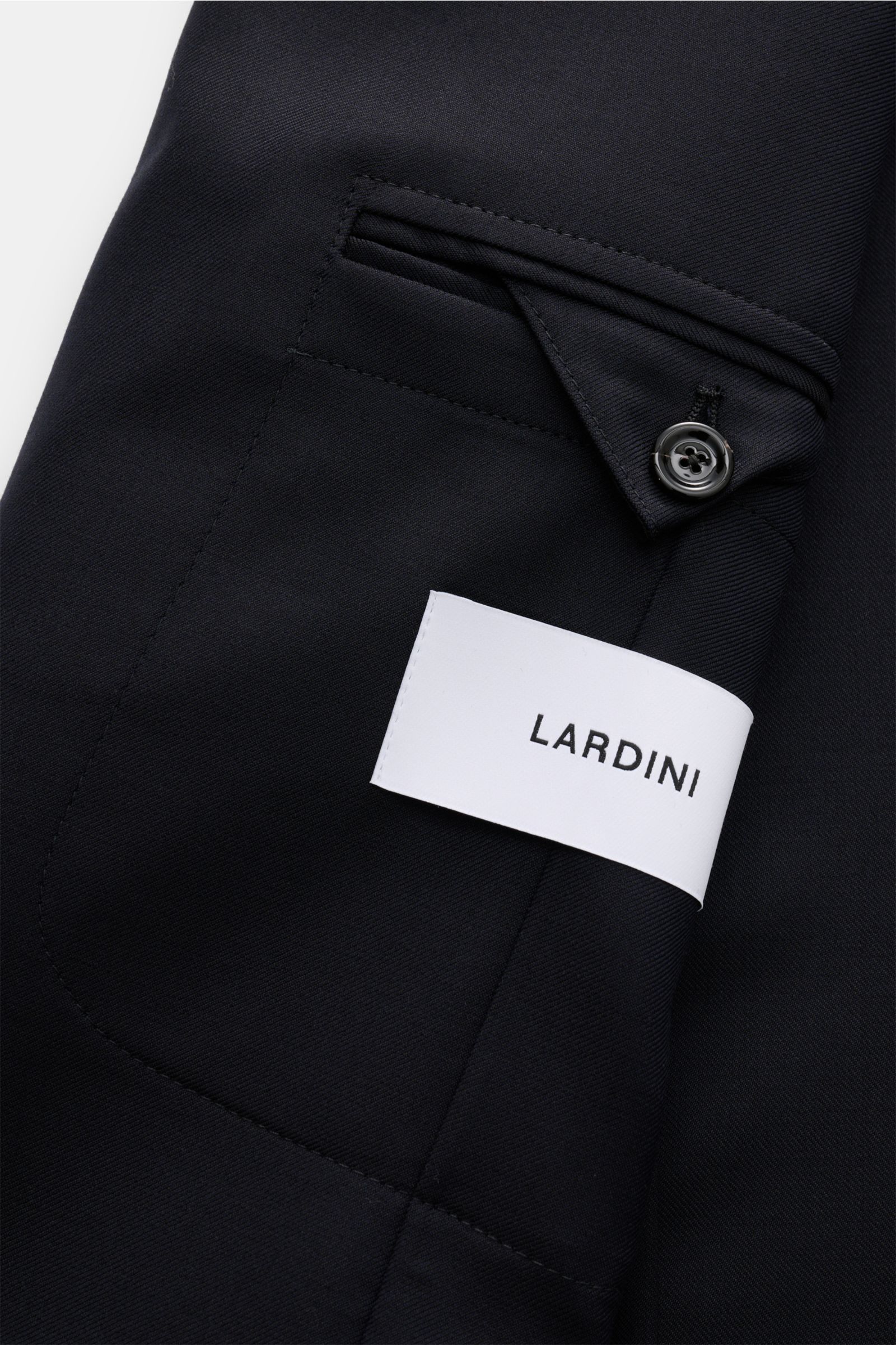 Nahaufnahme des Ärmels mit Knopf und Innentasche des Lardini Anzug dark navy aus feinem Twill, reiner Schurwolle, Slim Fit.