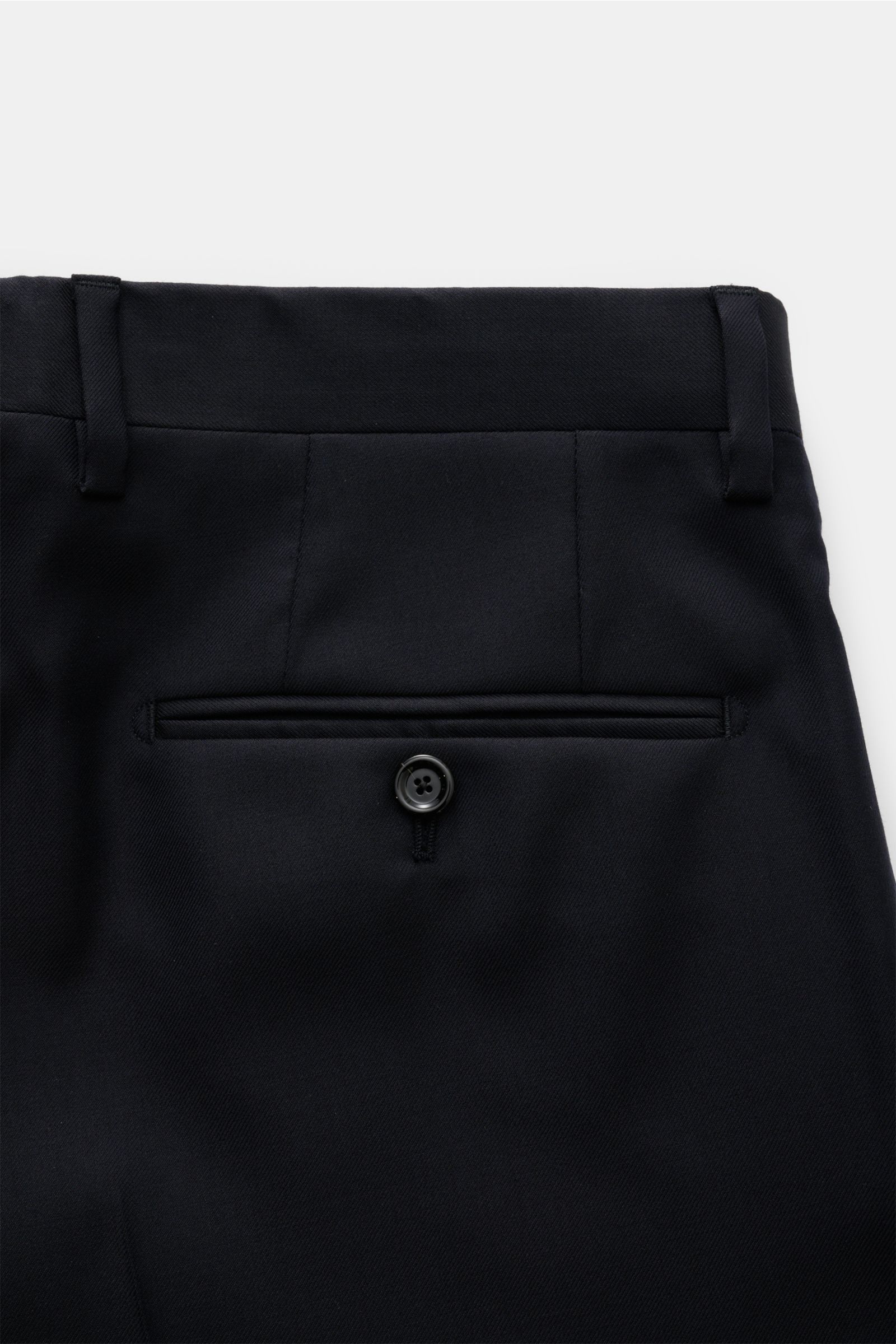 Lardini Anzug dark navy, Rückansicht der Hose aus feinem Twill aus reiner Schurwolle, reguläre Oberschenkelweite, paspelierte Gesäßtasche mit Knopf.
