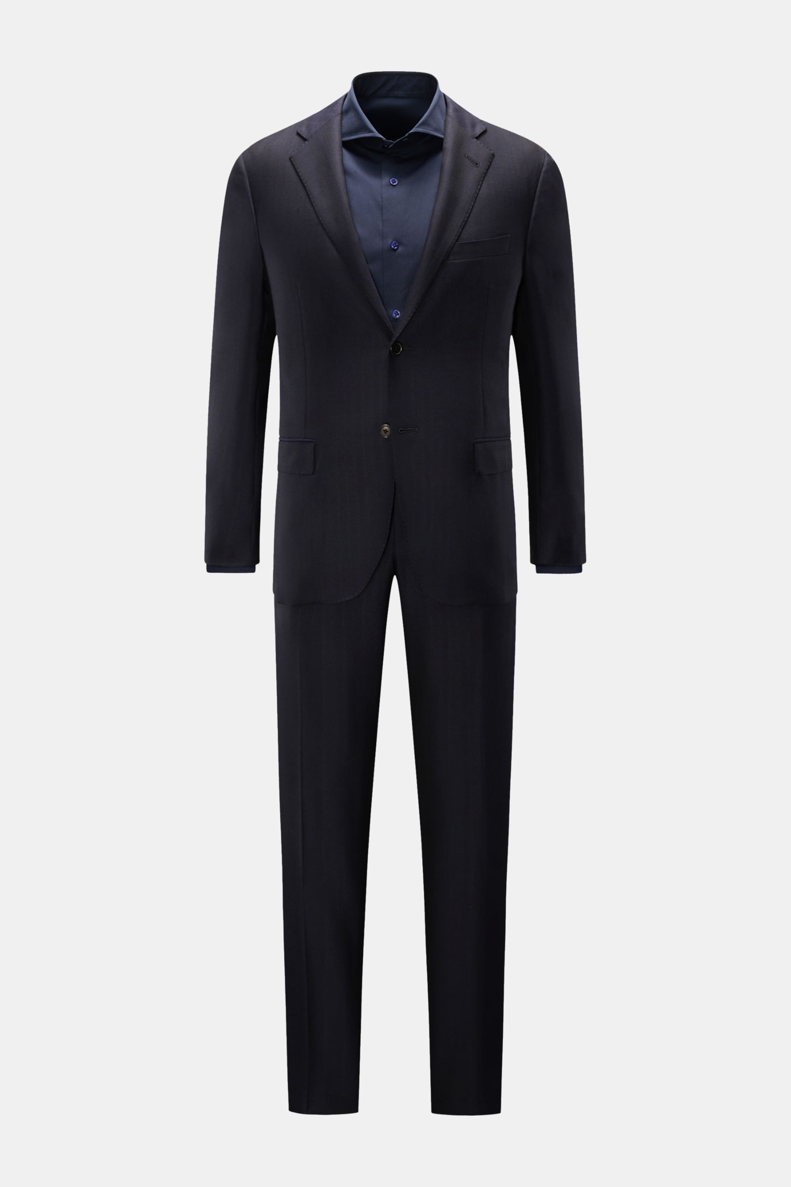 Corneliani Anzug dark navy, frontale Ansicht, Slim Fit aus reiner Schurwolle mit tonaler Fischgratstruktur, Sakko mit Zwei-Knopf-Stil, Hose schmal zulaufend.