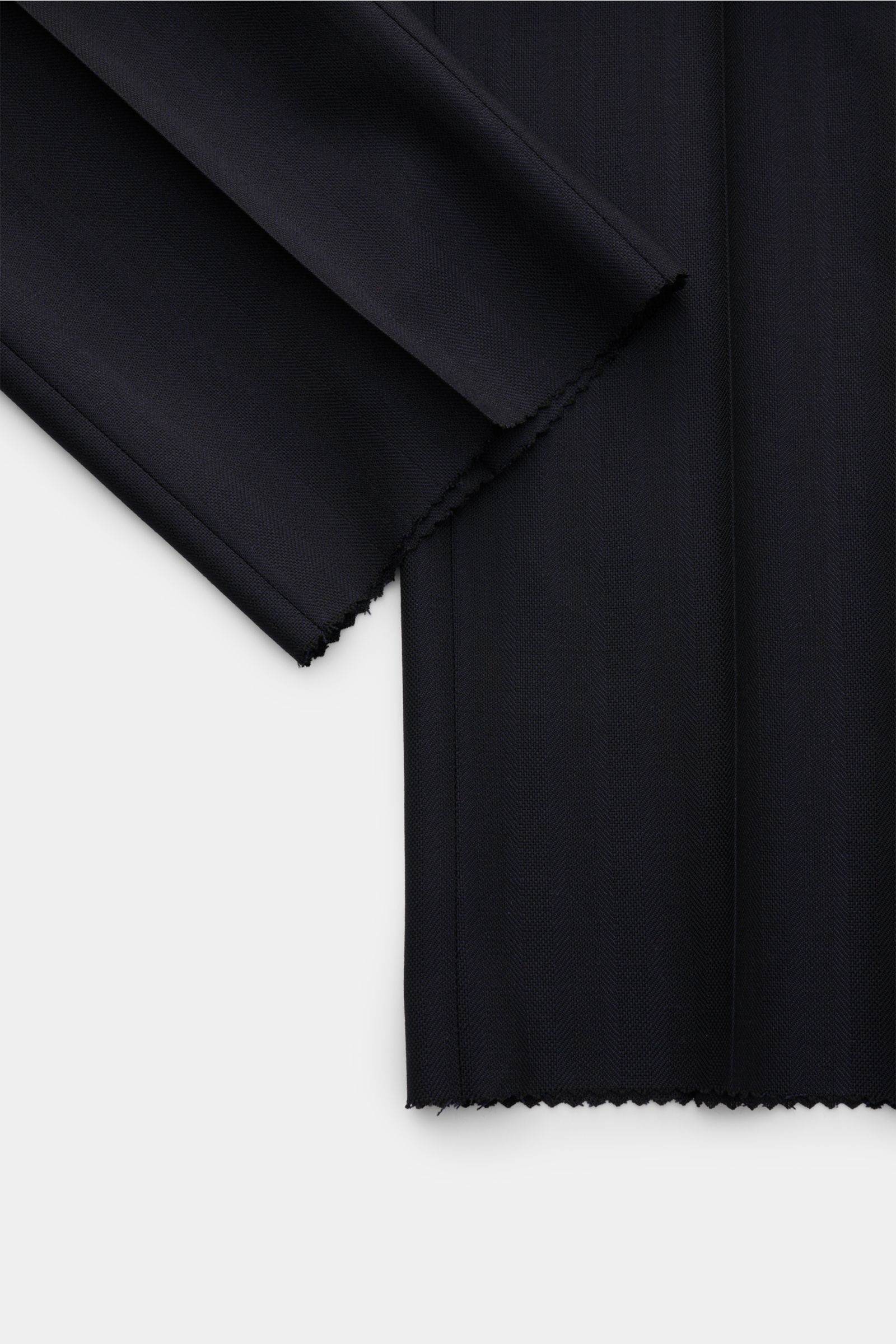 Corneliani Anzug dark navy aus reiner Schurwolle mit tonaler Fischgratstruktur, Slim Fit, tailliertem Sakko und schmal zulaufender Hose, Detailansicht.