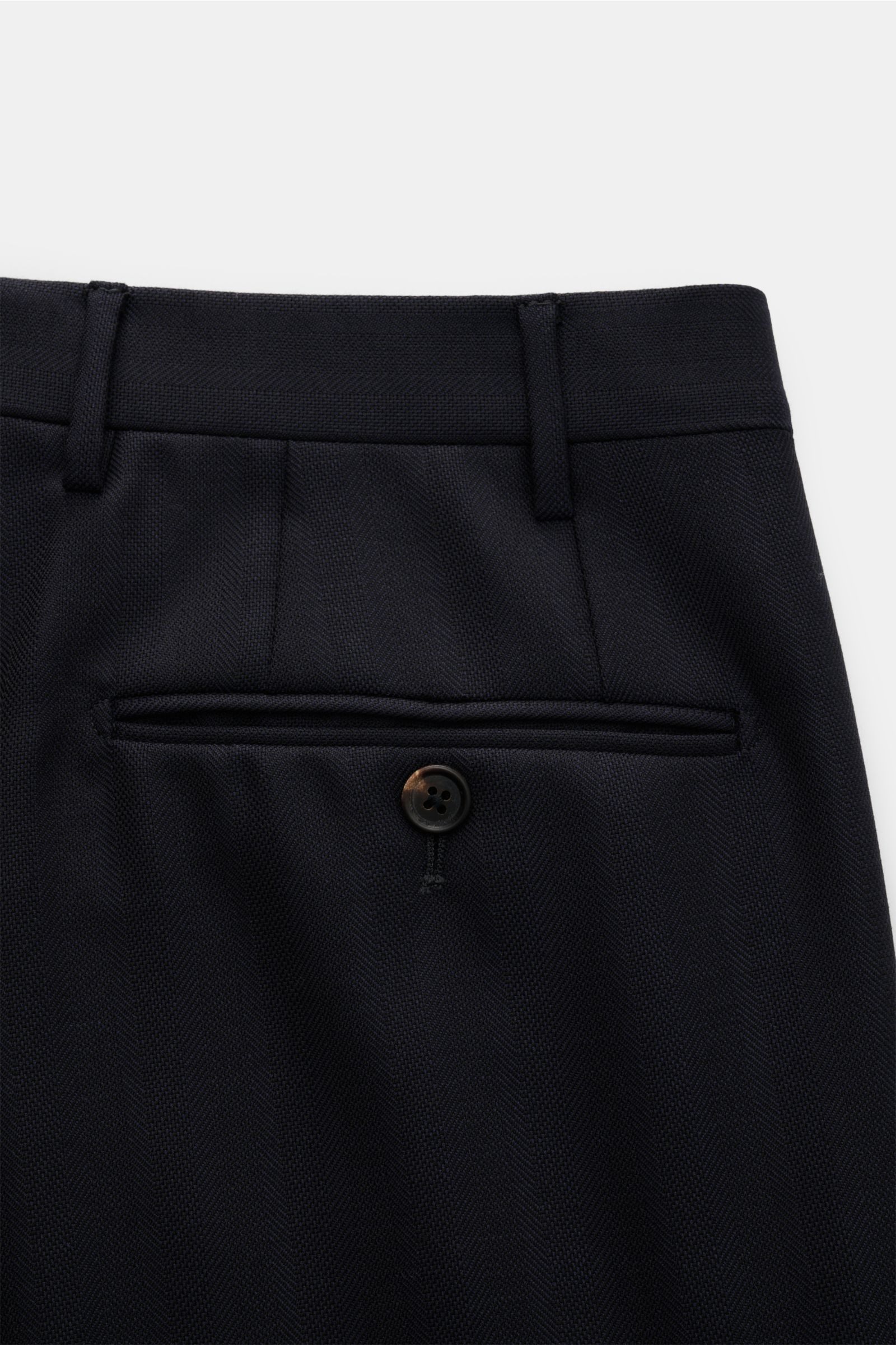 Corneliani Anzug dark navy, Detailansicht der Rückseite der Hose mit tonaler Fischgratstruktur, Knopf, Paspeltasche, reine Schurwolle, Slim Fit, weich.