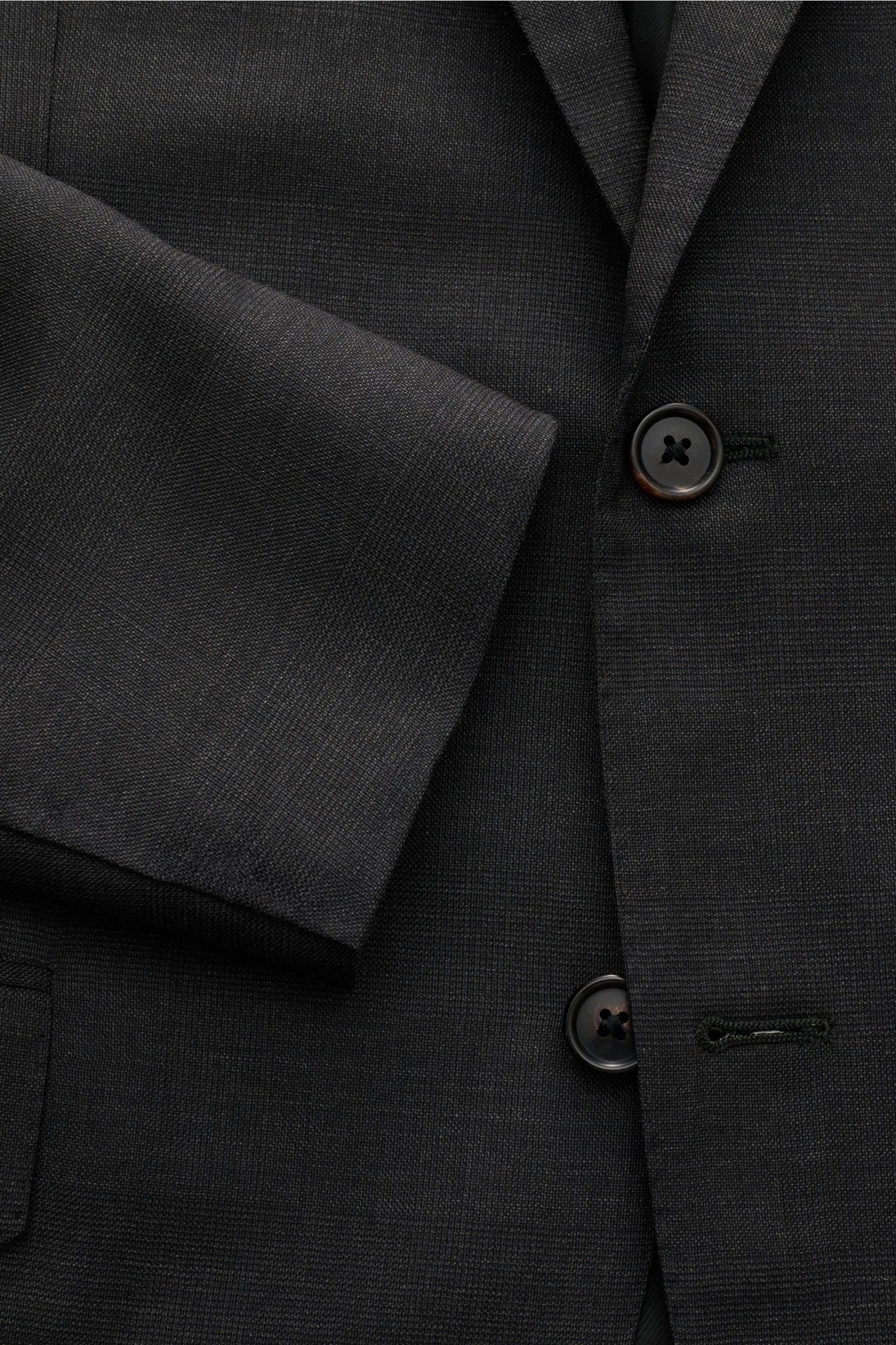 Close-up front view of Corneliani Anzug anthrazit meliert jacket, showing slim fit, two-button style, textured pure wool fabric, and unfinished sleeve cuffs. Elegant, fein und zeitlos – der Anzug von CORNELIANI aus reiner Schurwolle begeistert mit leichte