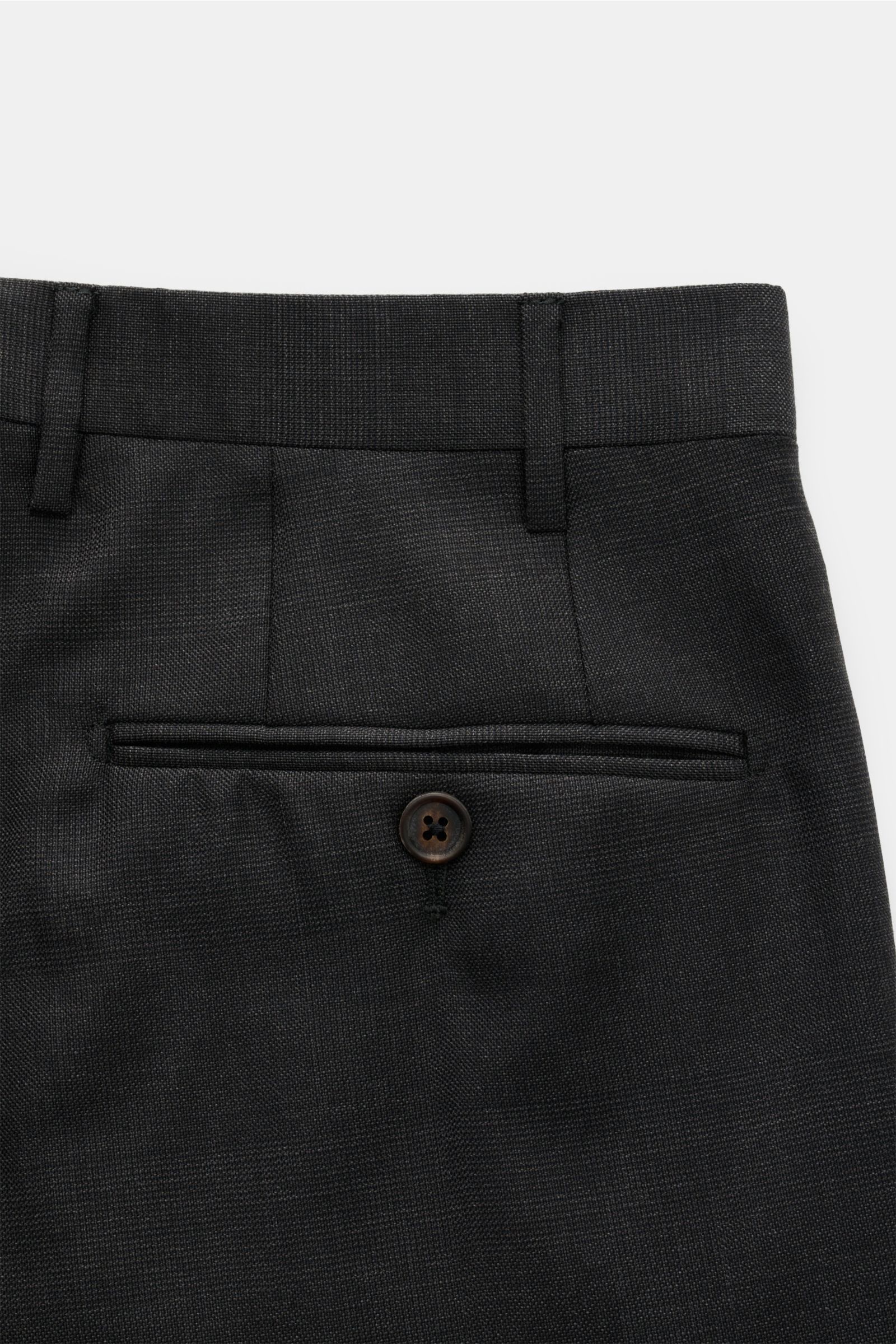 Corneliani Anzug anthrazit meliert close-up of back pocket and waistband, showing fine woven pure new wool texture, button, belt loops, and subtle melange pattern, photographed from a rear perspective. Elegant, fein und zeitlos – der Anzug von CORNELIANI 