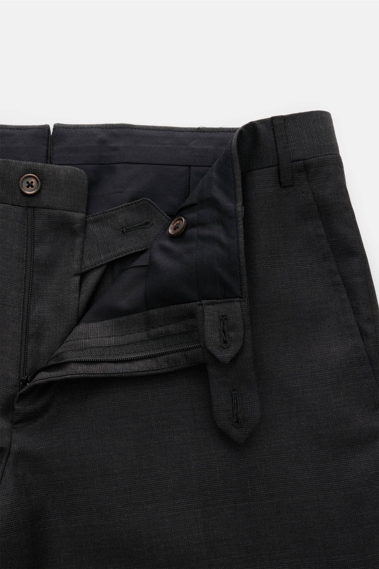 Corneliani Anzug anthrazit meliert, close-up front view of trousers with open zipper, button fastenings, and fine textured pure new wool fabric. Elegant, fein und zeitlos – der Anzug von CORNELIANI aus reiner Schurwolle begeistert mit leichter Struktur-Me