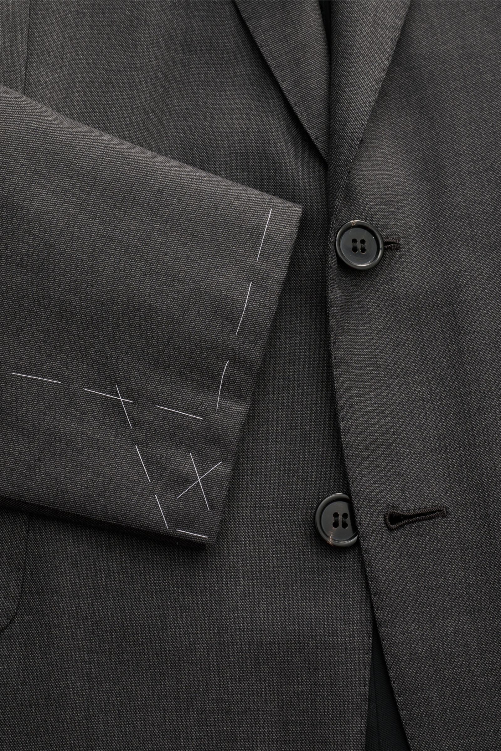 Close-up front view of the Brioni Anzug 'Brunico' dunkelgrau meliert, showing the slim fit twill jacket sleeve with unfinished buttonholes and two-button closure, made from smooth pure new wool. Eleganz aus dem Hause BRIONI: Mit dem in Italien gefertigten