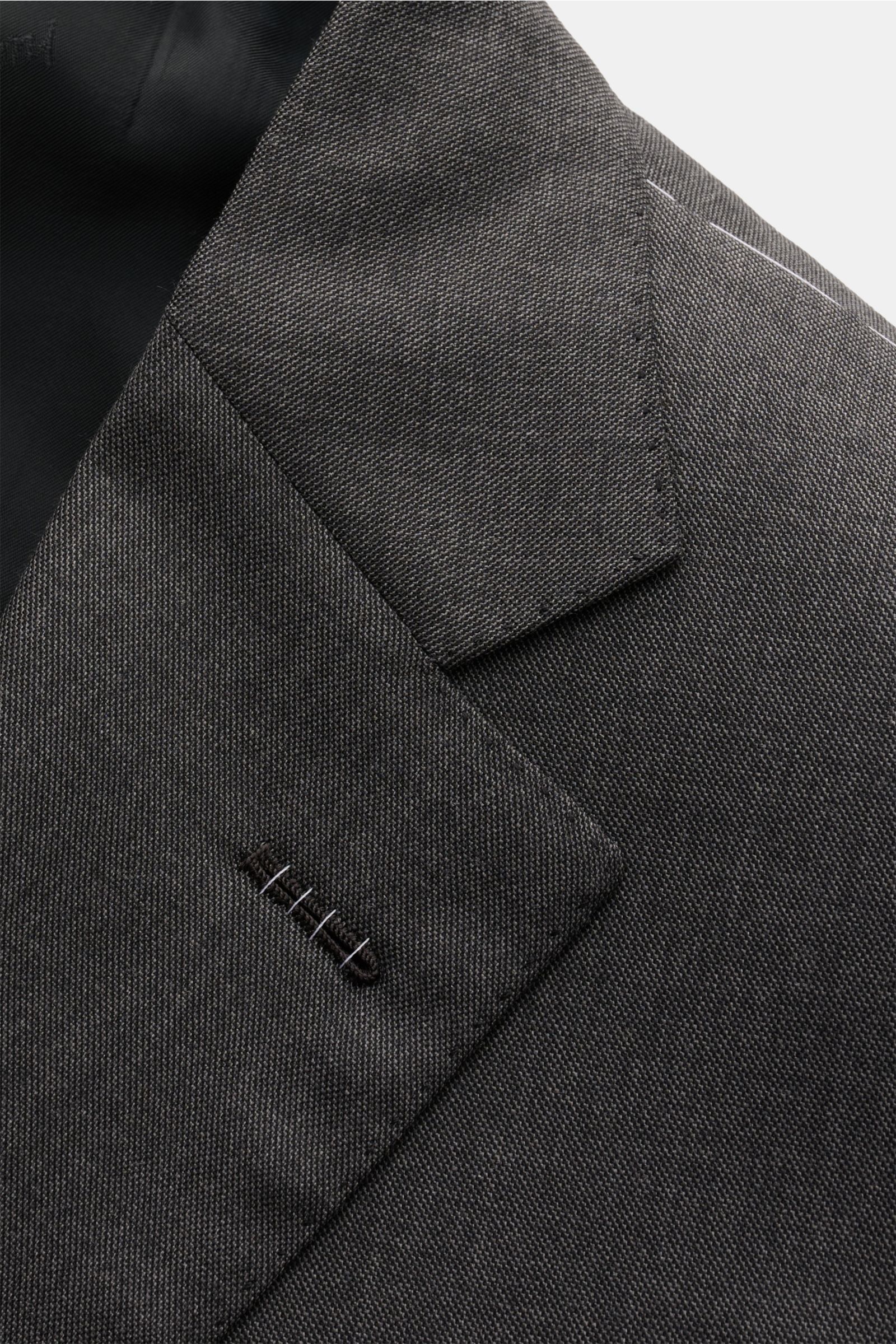 Close-up view of the lapel and stitching detail of the Brioni Anzug 'Brunico' dunkelgrau meliert, made from fine twill pure virgin wool with a smooth touch, showcasing the tailored two-button jacket with notch lapel. Eleganz aus dem Hause BRIONI: Mit dem 
