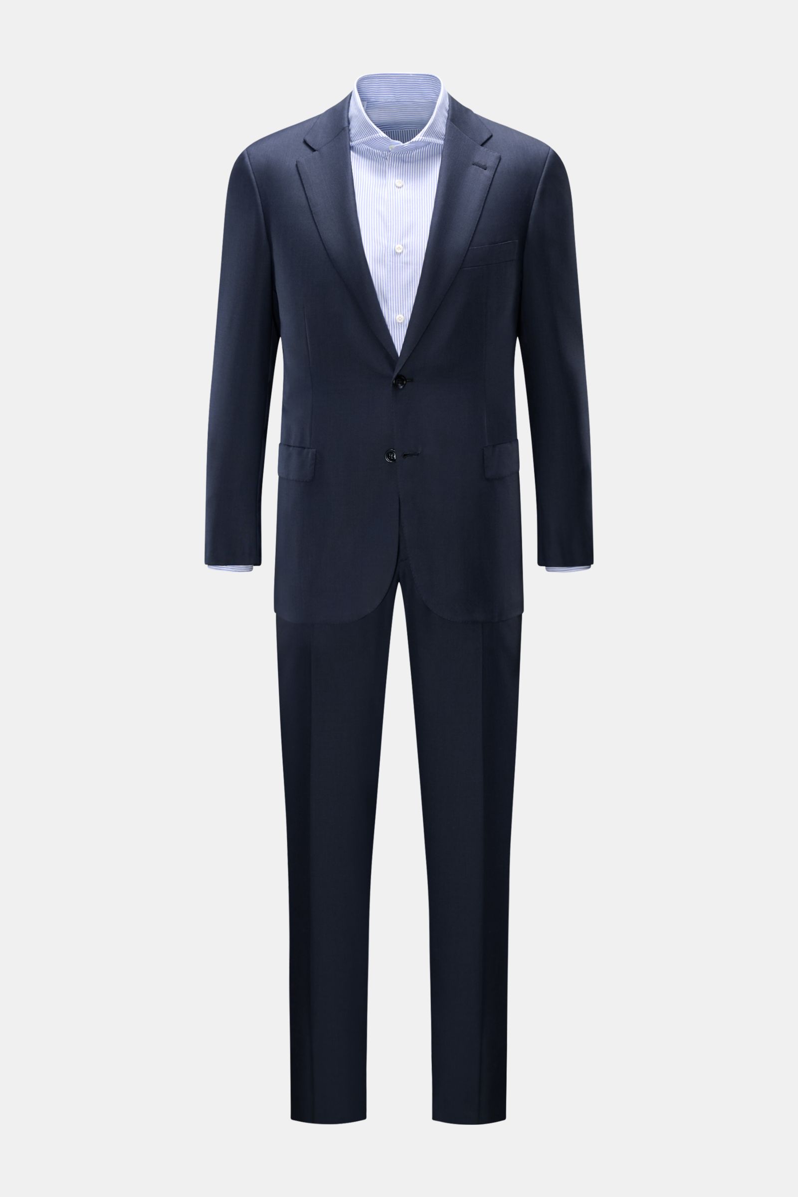 Front view of Brioni Anzug 'Brunico' dark navy suit made in Italy from pure Super 160'S wool, featuring slim fit, two-button jacket, and straight-cut trousers. Eleganz aus dem Hause BRIONI: Mit dem in Italien gefertigten Anzug 'Brunico' aus feinster Super