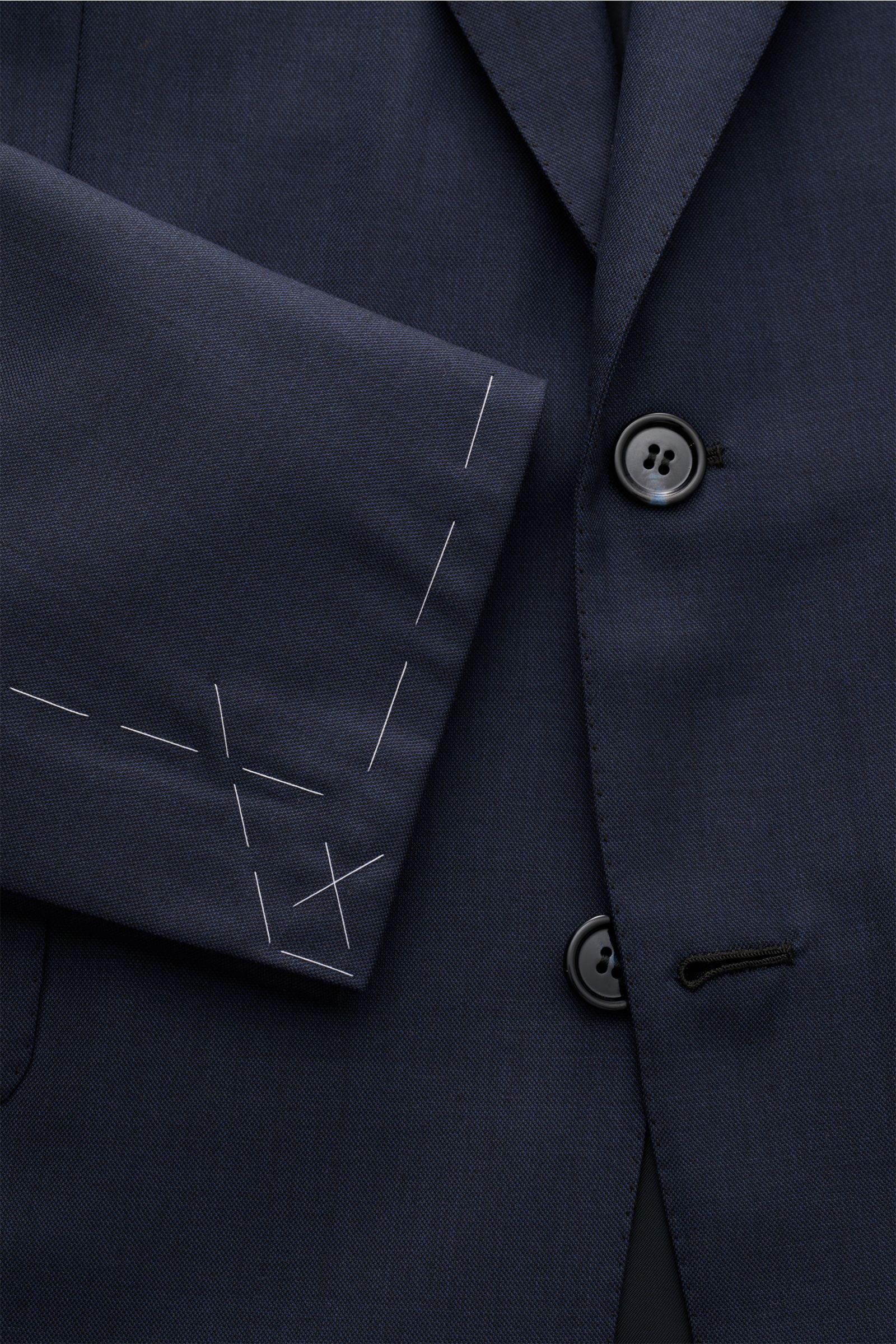 Close-up front view of the Brioni Anzug 'Brunico' dark navy slim fit suit jacket made of pure Super 160'S wool, showing buttons and unfinished sleeve hems. Eleganz aus dem Hause BRIONI: Mit dem in Italien gefertigten Anzug 'Brunico' aus feinster Super 160