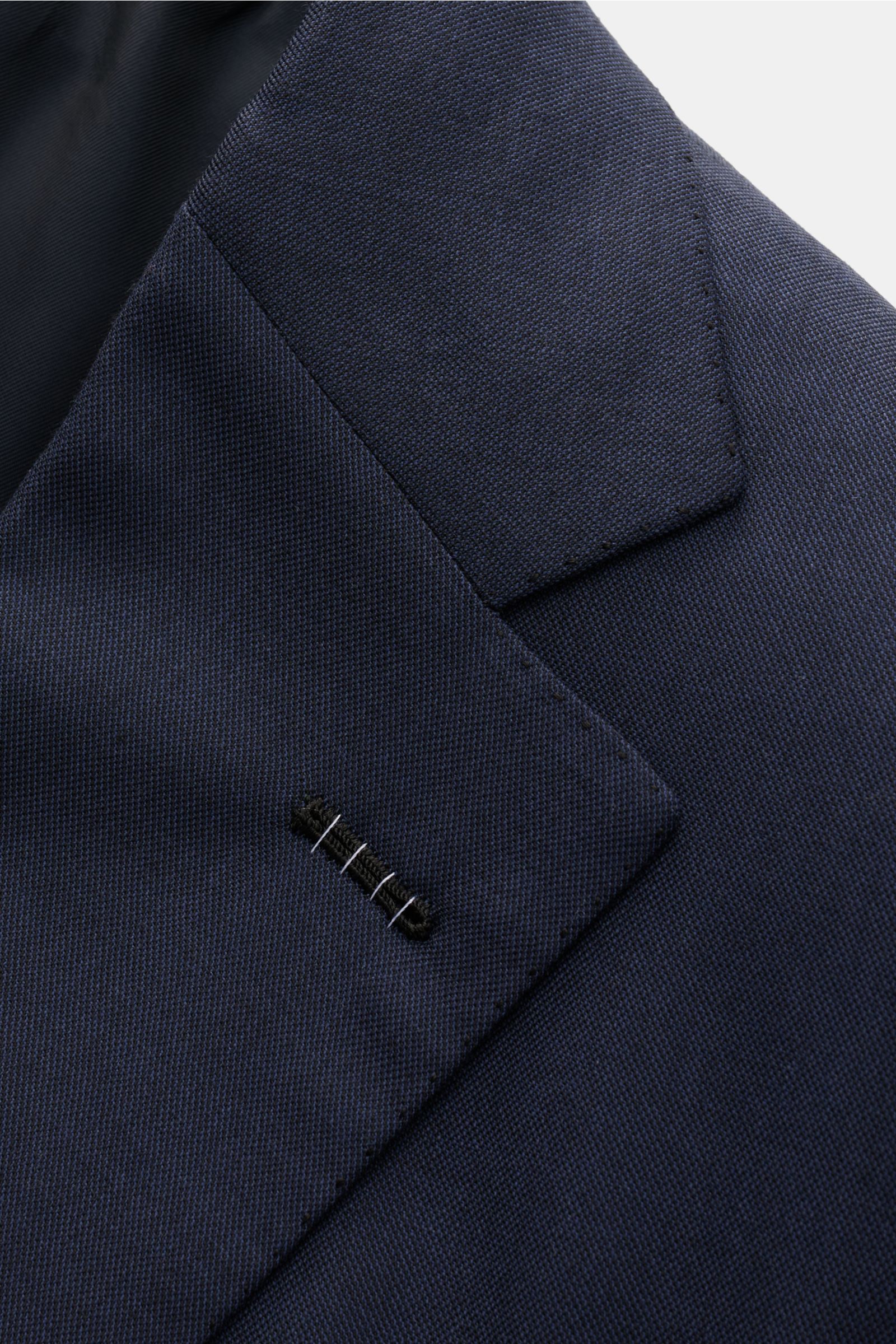 Close-up front view of the dark navy Brioni Anzug 'Brunico' jacket lapel made from pure Super 160'S wool with smooth texture.
