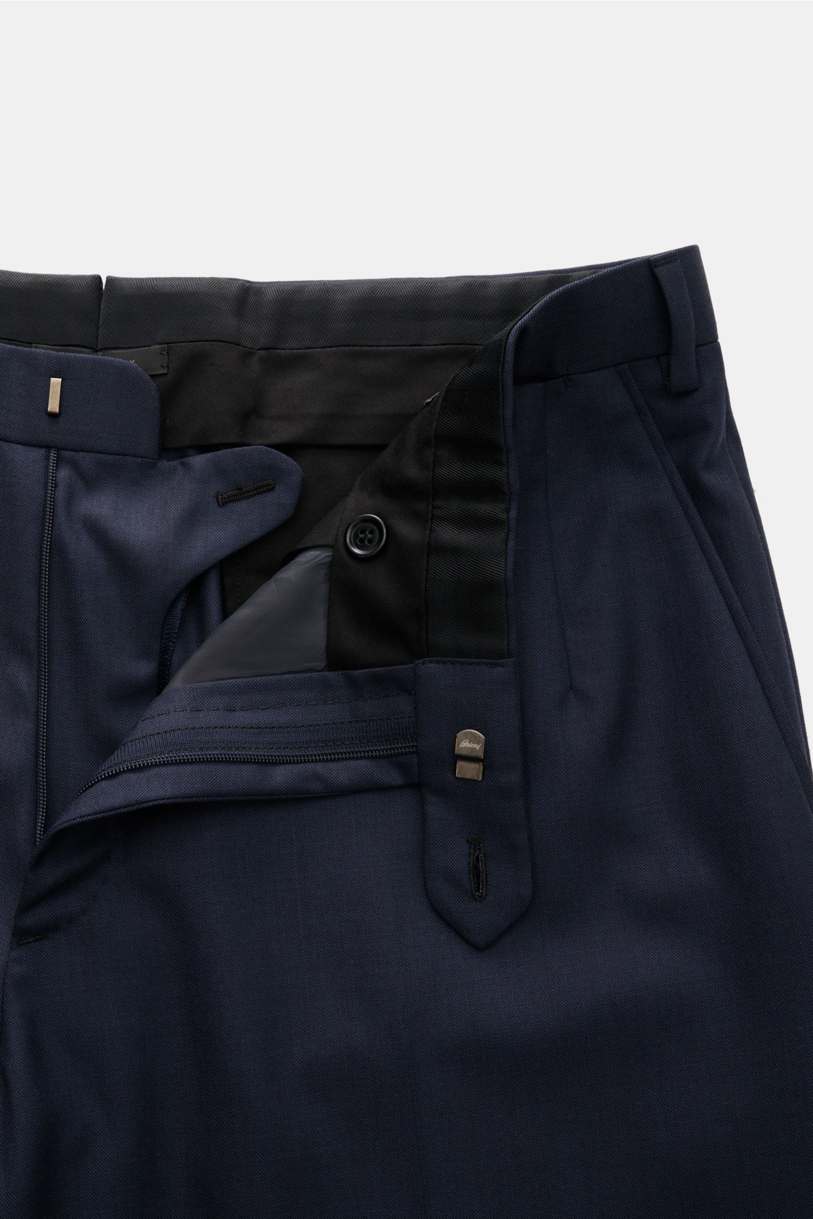 Brioni Anzug 'Brunico' dark navy pants close-up from above, showing zipper, button, clasp, belt loop, and fabric detail. Eleganz aus dem Hause BRIONI: Mit dem in Italien gefertigten Anzug 'Brunico' aus feinster Super 160'S Schurwolle ist Ihnen jeder elega