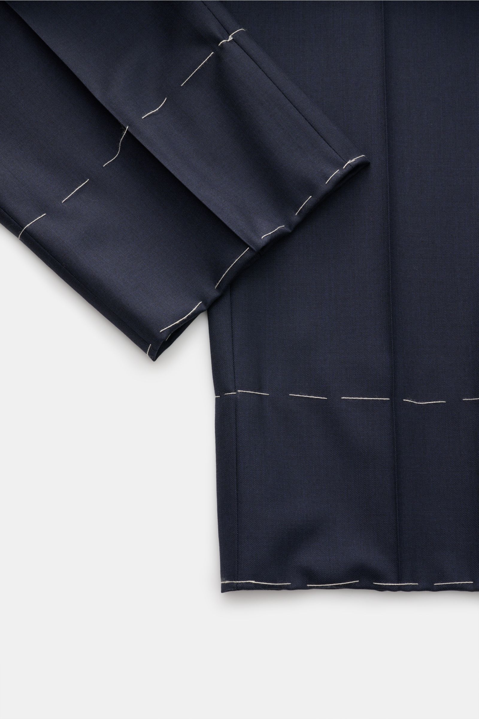 Close-up view of the sleeve and lower jacket hem of the Brioni Anzug 'Brunico' dark navy, showcasing fine Super 160'S wool and detailed stitching.