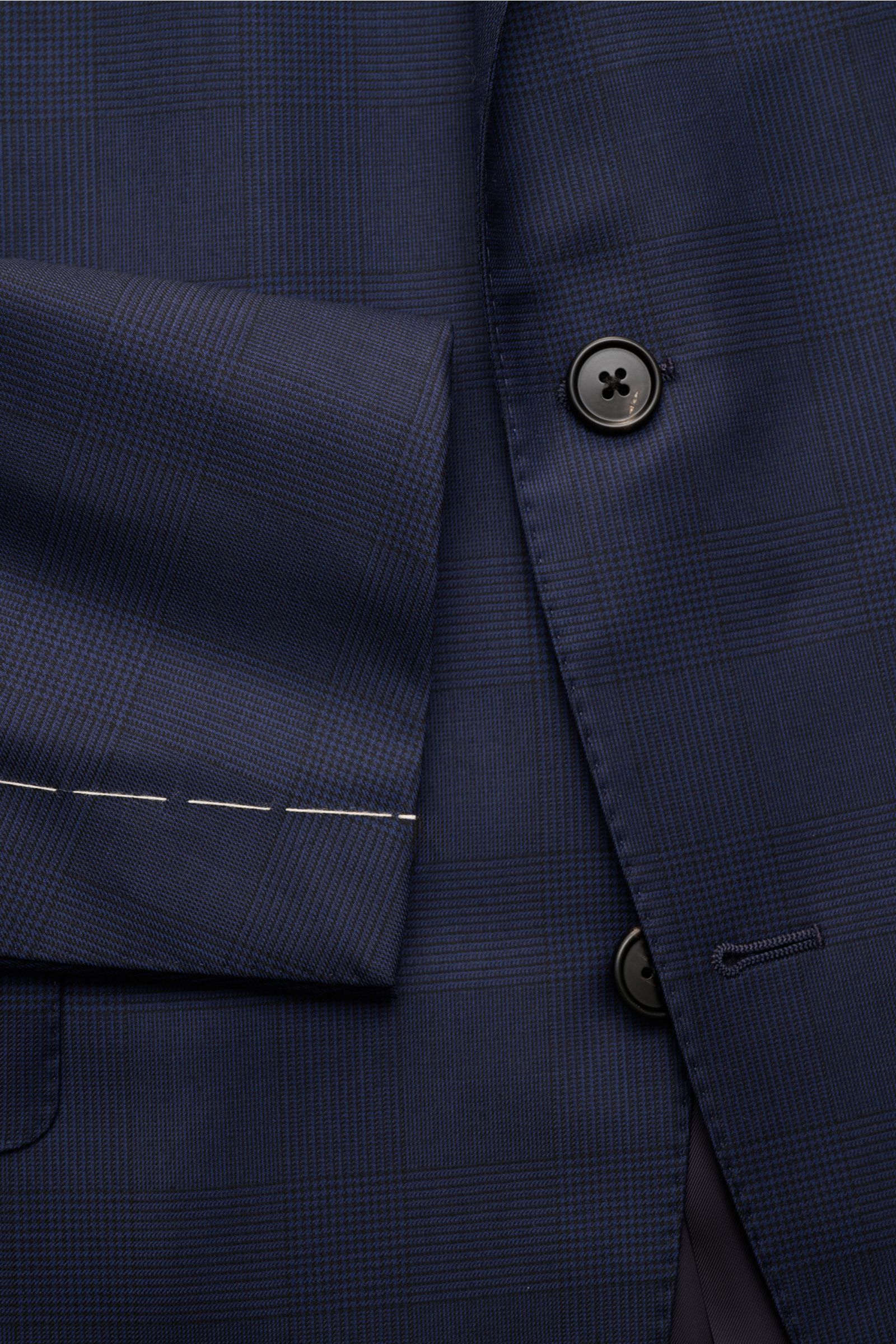 Close-up image of the Belvest Anzug dunkelblau/schwarz kariert showing the fine Glencheck wool fabric, buttons, and sleeve from a front perspective. Classical Italian elegance, slim fit, soft touch, tailored two-button jacket with notch lapel and patch po