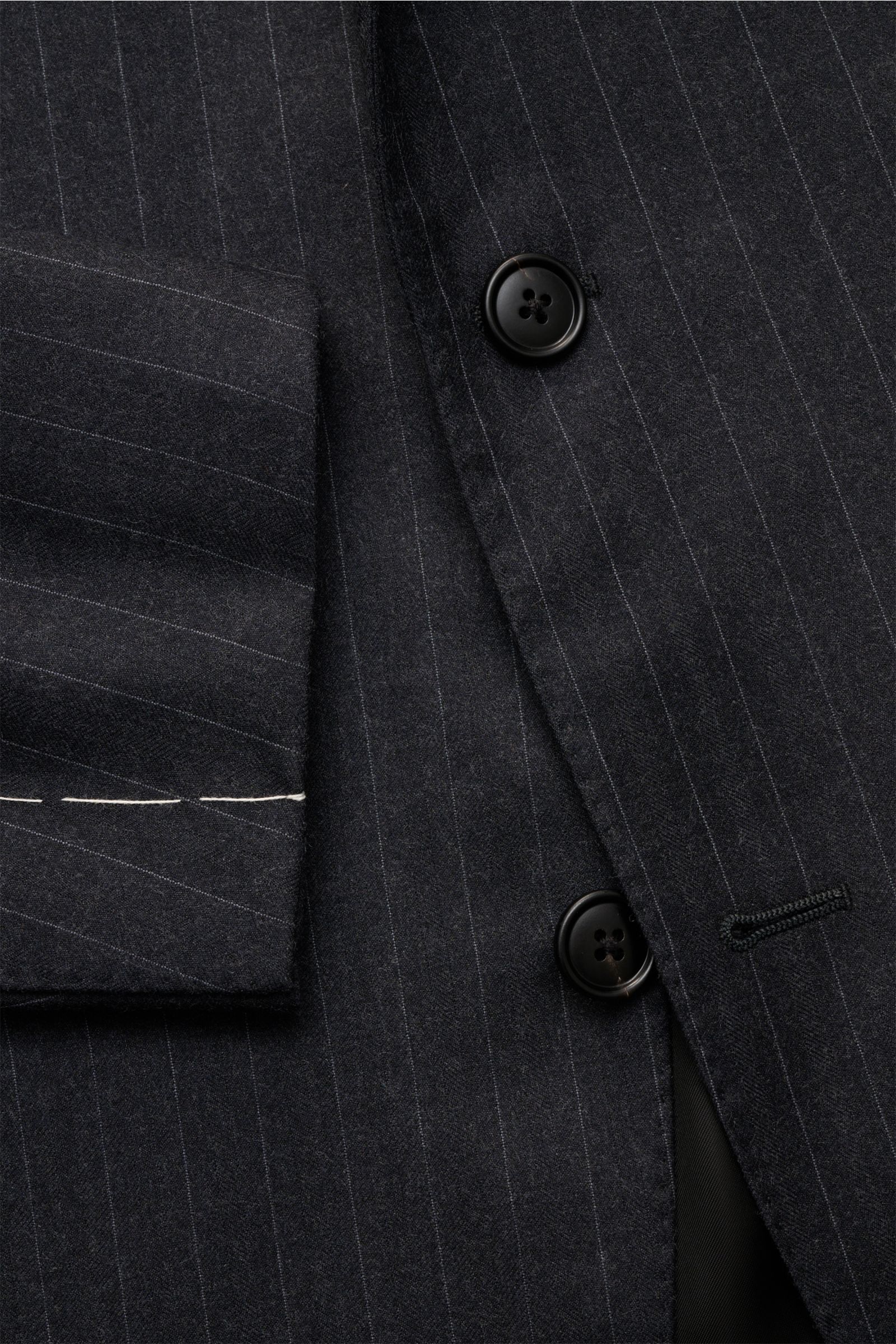 Close-up front view of the Belvest Anzug navy/grau gestreift, a classic Italian slim fit suit made of pure wool with soft touch, featuring subtle pin-stripes, two black buttons, tailored two-button jacket with notch lapel, and unfinished sleeve cuffs.