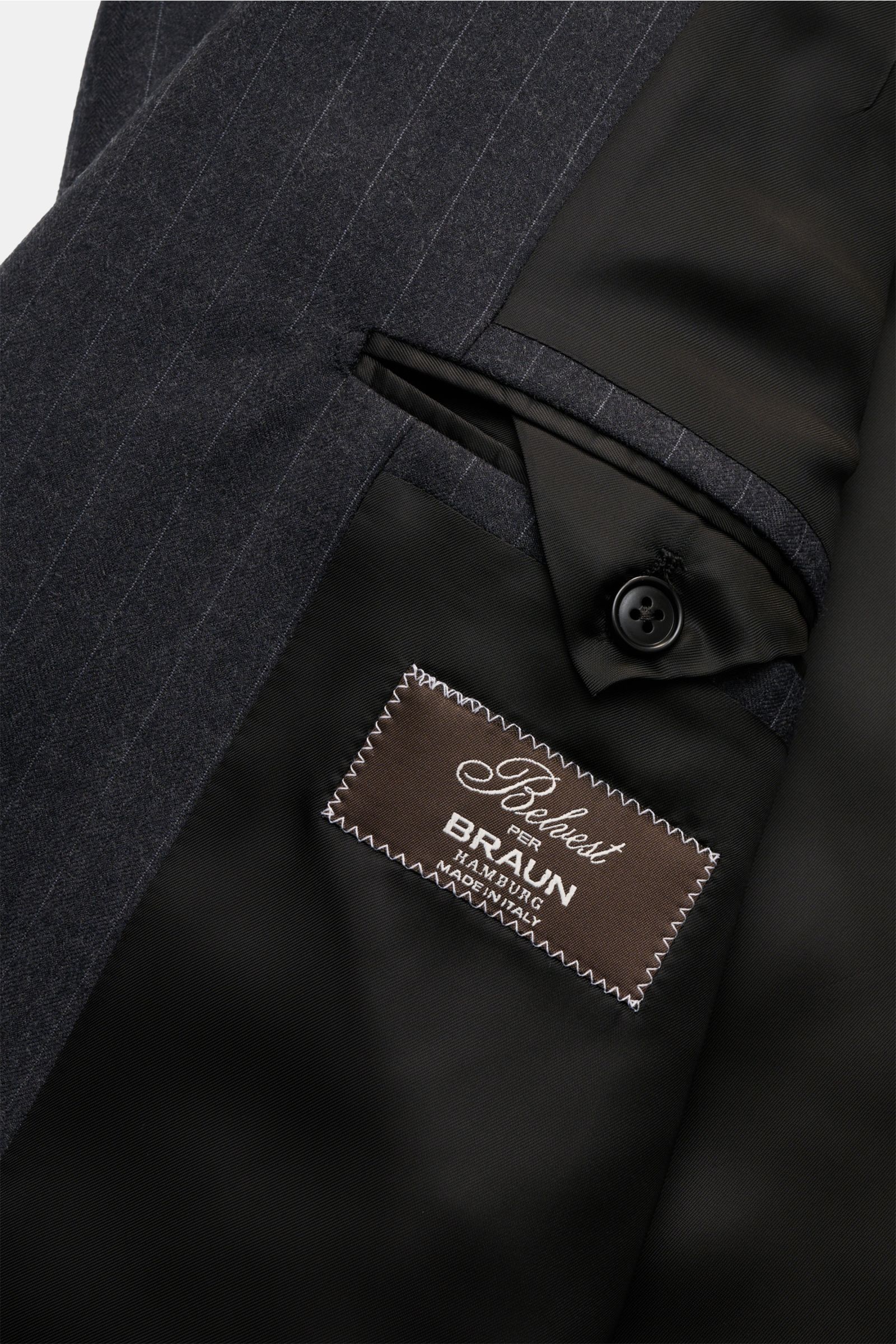 Close-up interior view of the Belvest Anzug navy/grau gestreift, showcasing the fine wool fabric with classic pin-stripes, smooth black lining, inner pocket with button, and label. Klassische italienische Eleganz: Der Anzug von BELVEST aus feinster Wolle 