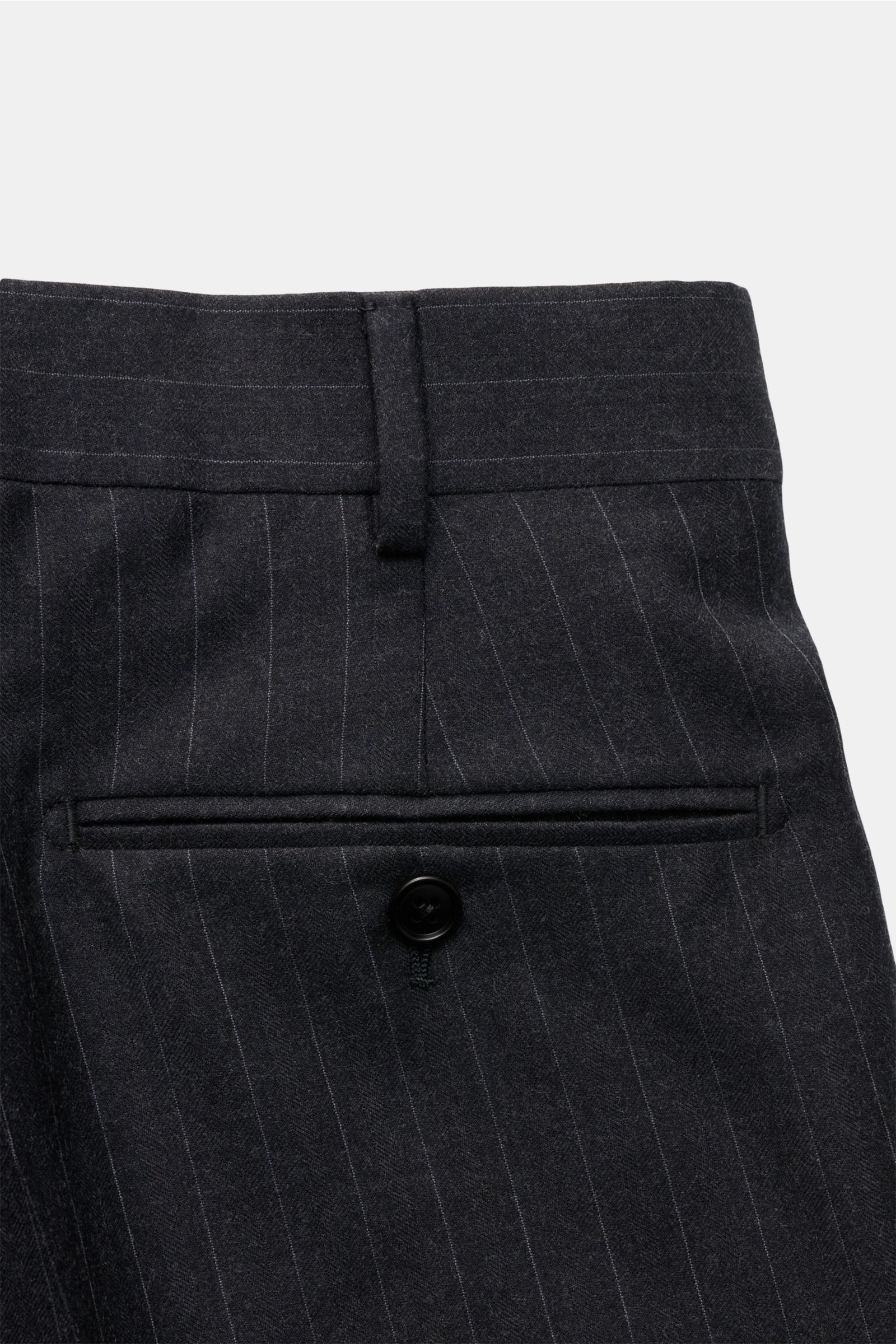 Close-up rear view of Belvest Anzug navy/grau gestreift trousers showing regular thigh width, straight cut, buttoned welt pocket, and subtle pin-stripe design in fine pure wool fabric.
