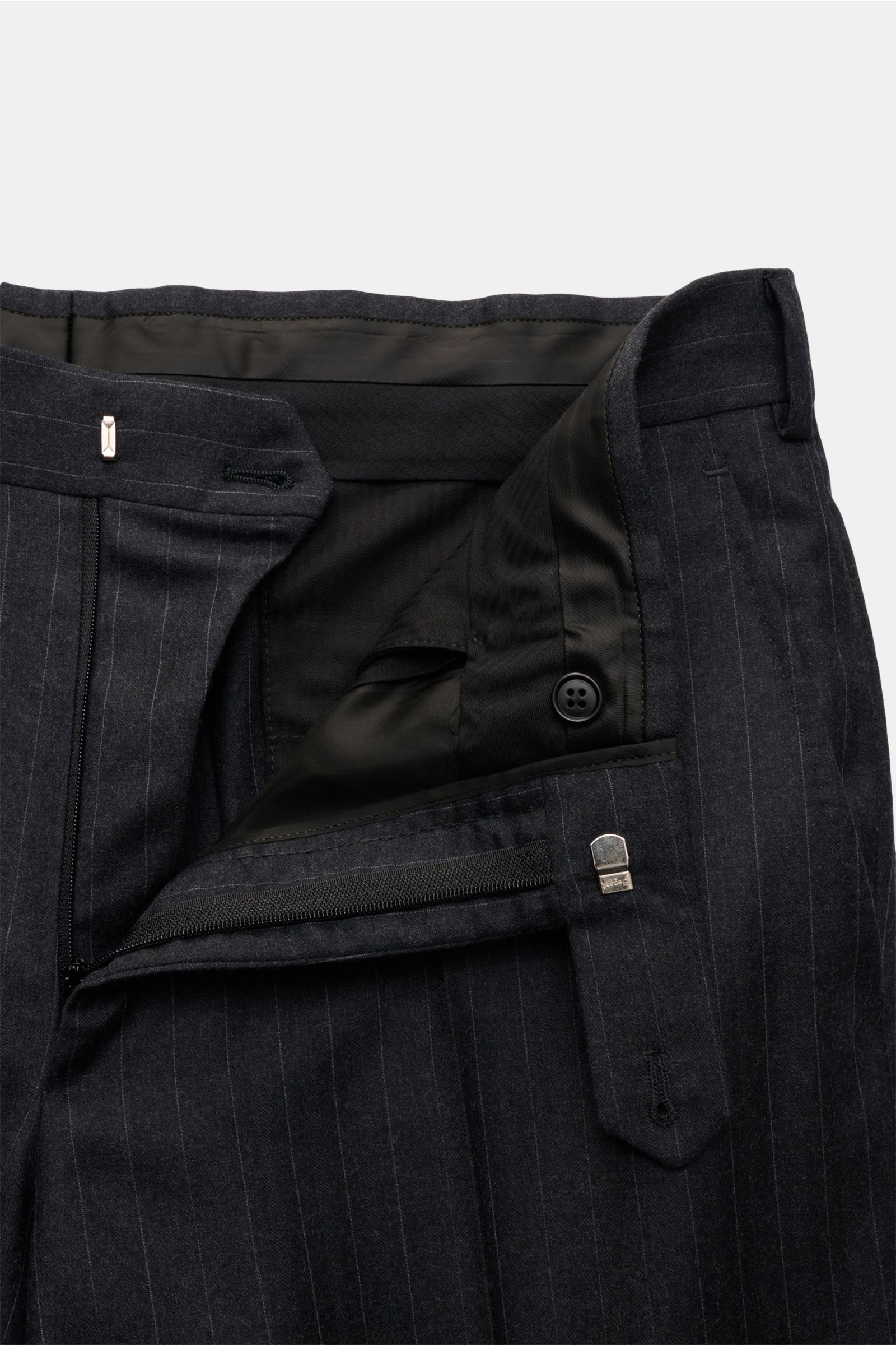Close-up front view of Belvest Anzug navy/grau gestreift trousers in fine pure wool with slim fit, classic pin-stripes, zipper, button, and smooth lining.