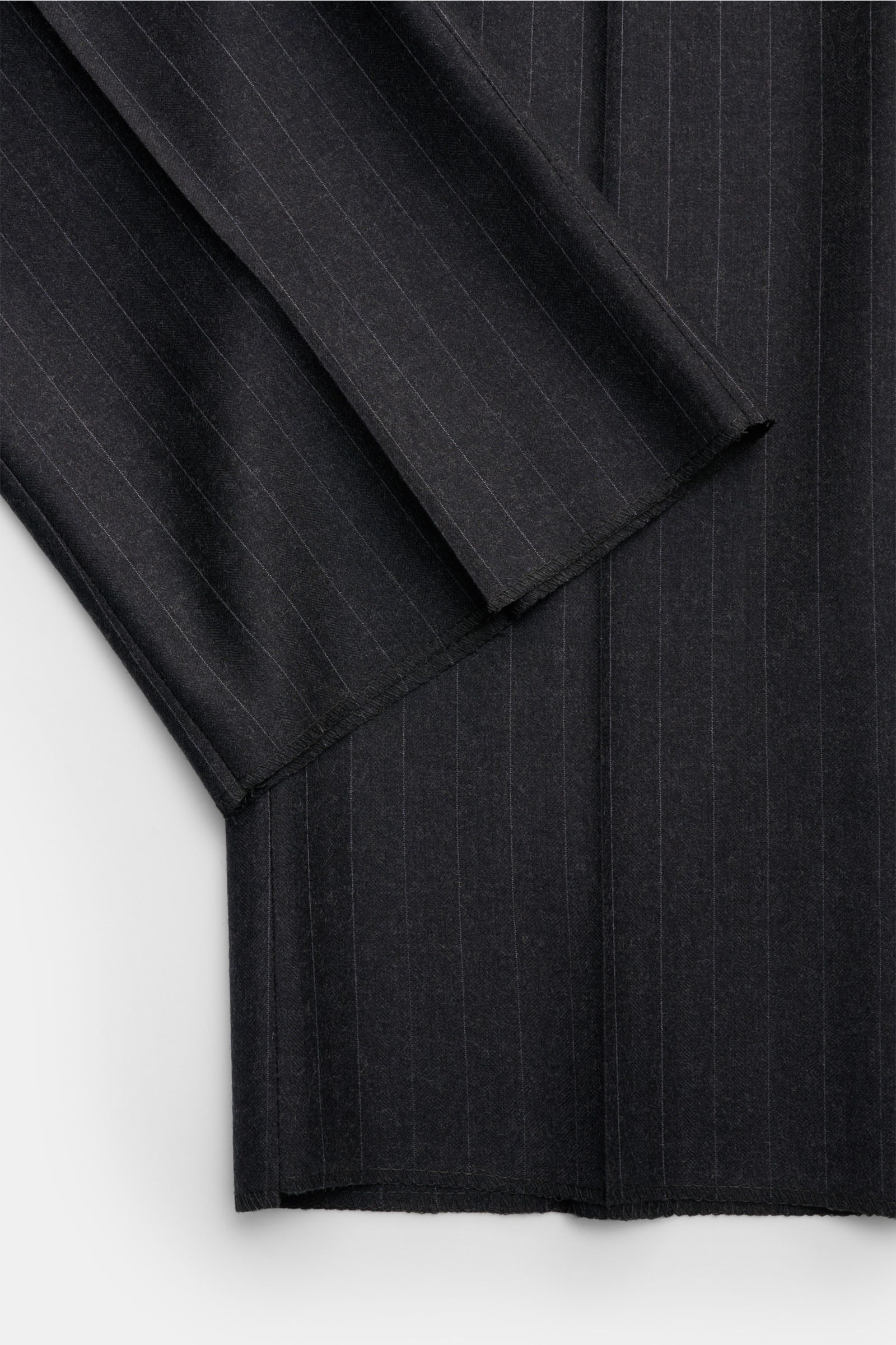 Close-up front view of Belvest Anzug navy/grau gestreift showing soft pure wool fabric with classic pin-stripes and unfinished sleeve hems.