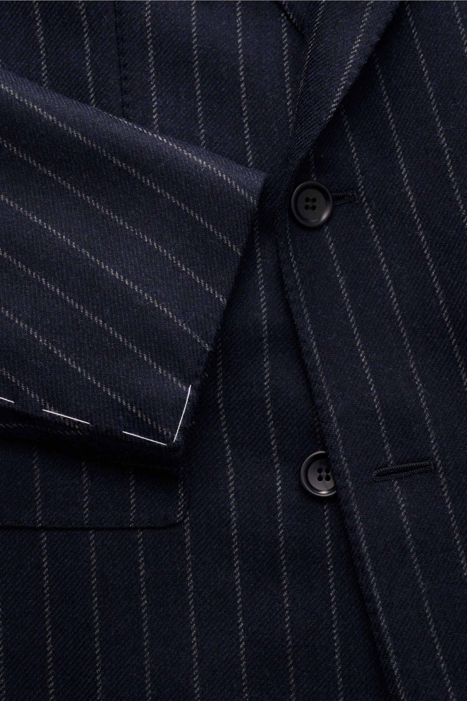Nahaufnahme des Stile Latino Anzugs 'Andrea' navy/grau gestreift, Fokus auf Sakko mit Chalk Stripes, Knöpfen und Manschette.