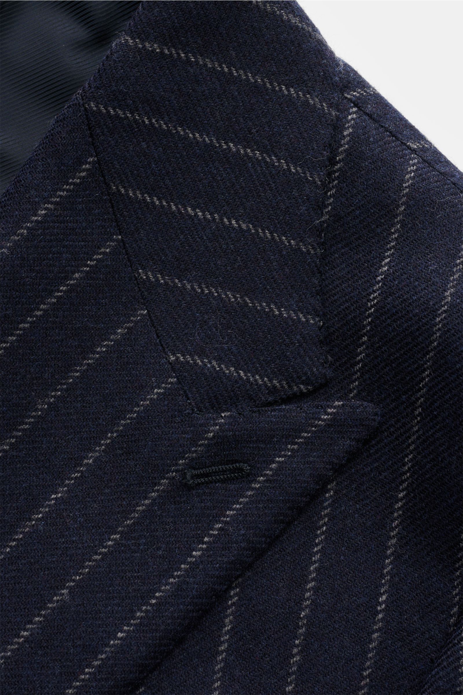 Nahaufnahme des navy/grau gestreiften Stile Latino Anzugs 'Andrea' mit Chalk Stripes, weichem Griff und feiner italienischer Verarbeitung.