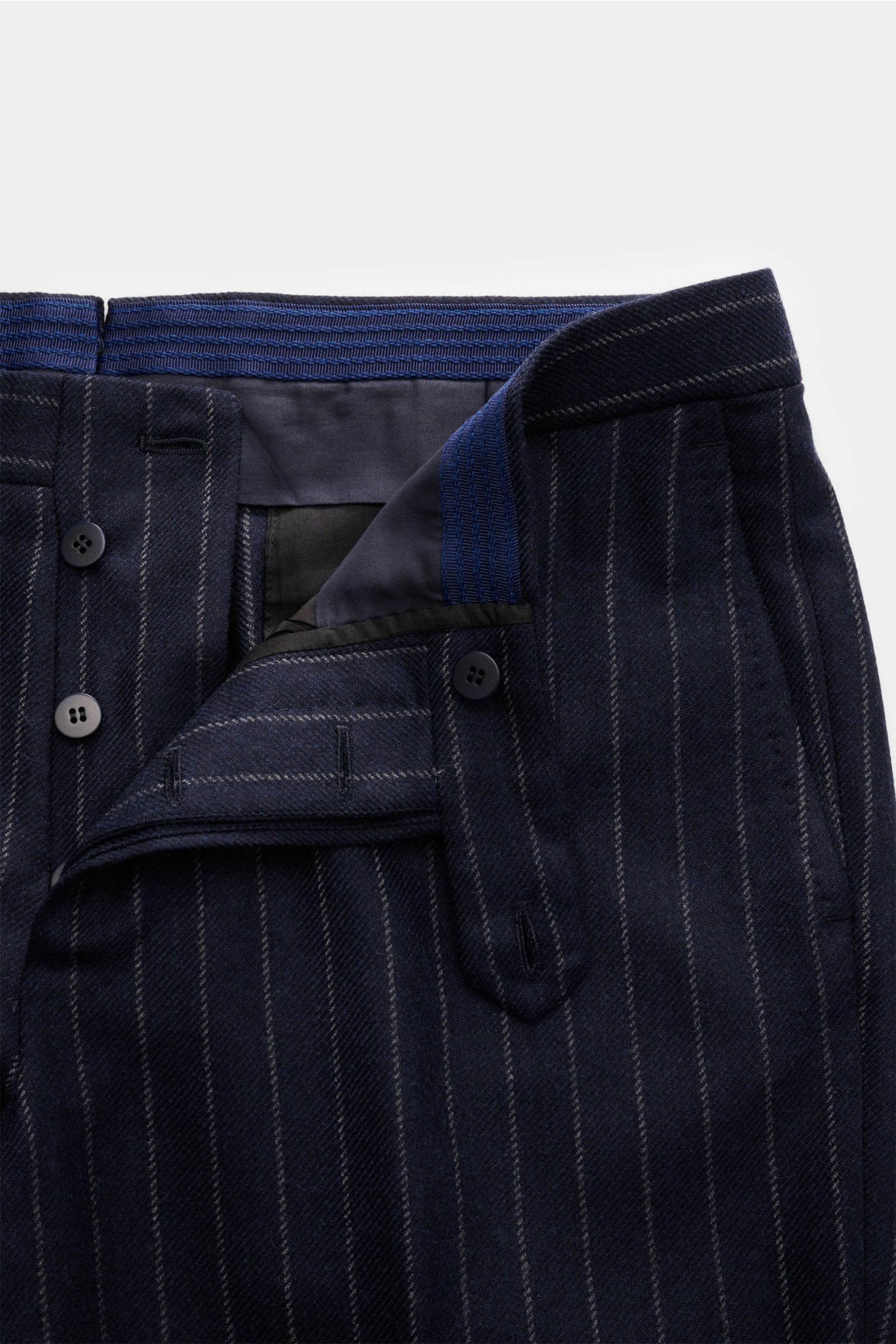 Nahaufnahme der geöffneten Button-Fly-Hose aus dem Stile Latino Anzug 'Andrea' navy/grau gestreift mit edlen Chalk Stripes.
