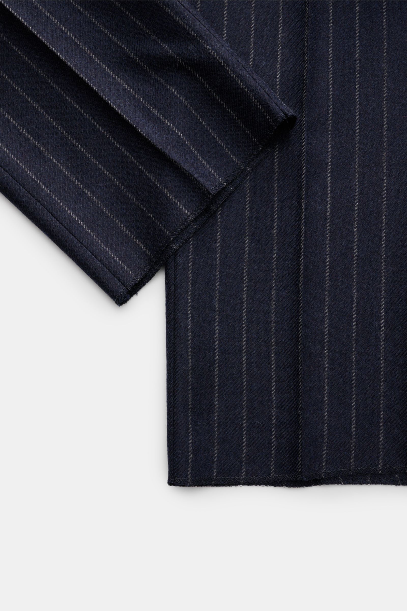 Stile Latino Anzug 'Andrea' navy/grau gestreift, Detailaufnahme der Ärmel und Saum, weicher Woll-Viskose-Mix mit edlen Chalk Stripes.