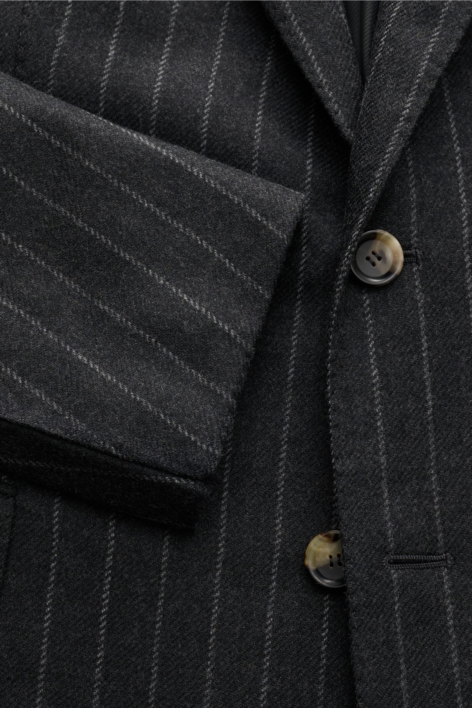 Nahaufnahme des Stile Latino Anzugs 'Vincenzo' anthrazit/grau gestreift mit Slim Fit, Drei-Knopf-Sakko und feinen Chalk Stripes.