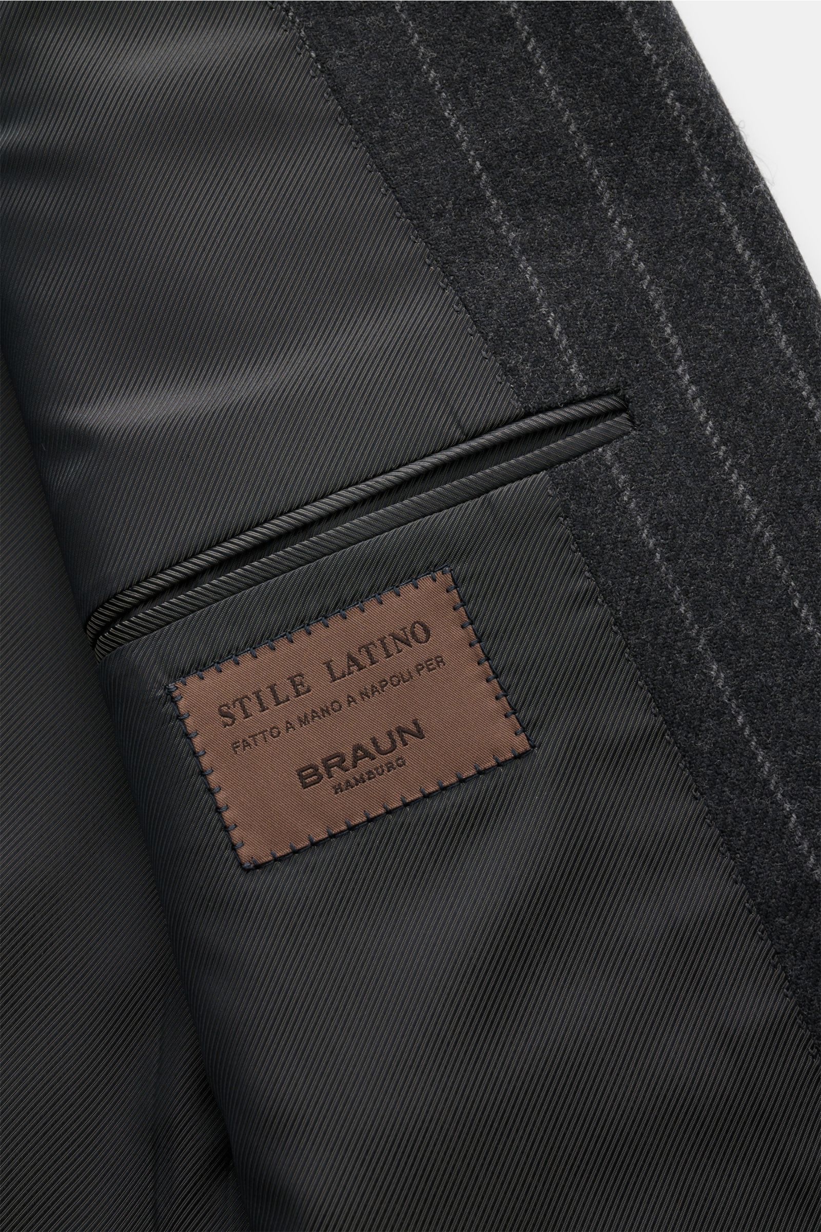 Nahaufnahme des Innenfutters vom Stile Latino Anzug 'Vincenzo' anthrazit/grau gestreift mit Label und feiner Verarbeitung.