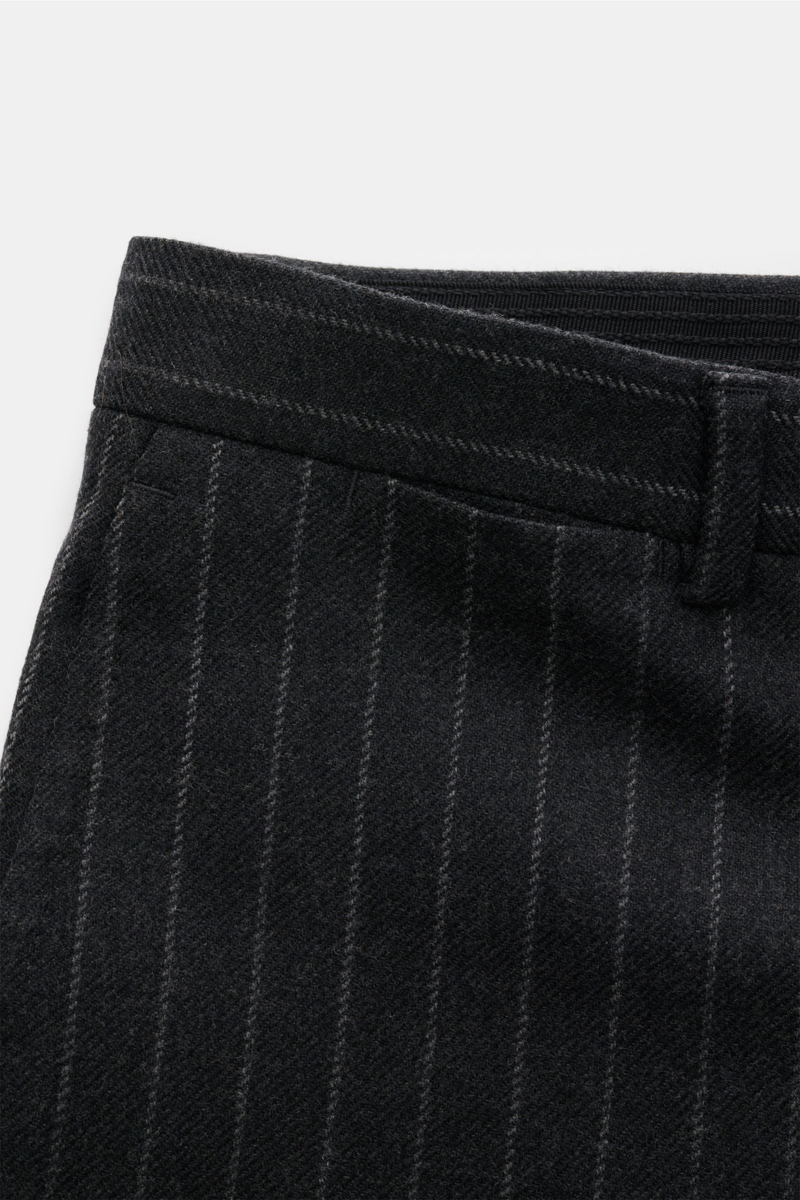 Stile Latino Anzug 'Vincenzo' anthrazit/grau gestreift, Nahaufnahme der Button-Fly-Hose mit weichem Griff und edlen Chalk Stripes, seitliche Perspektive.