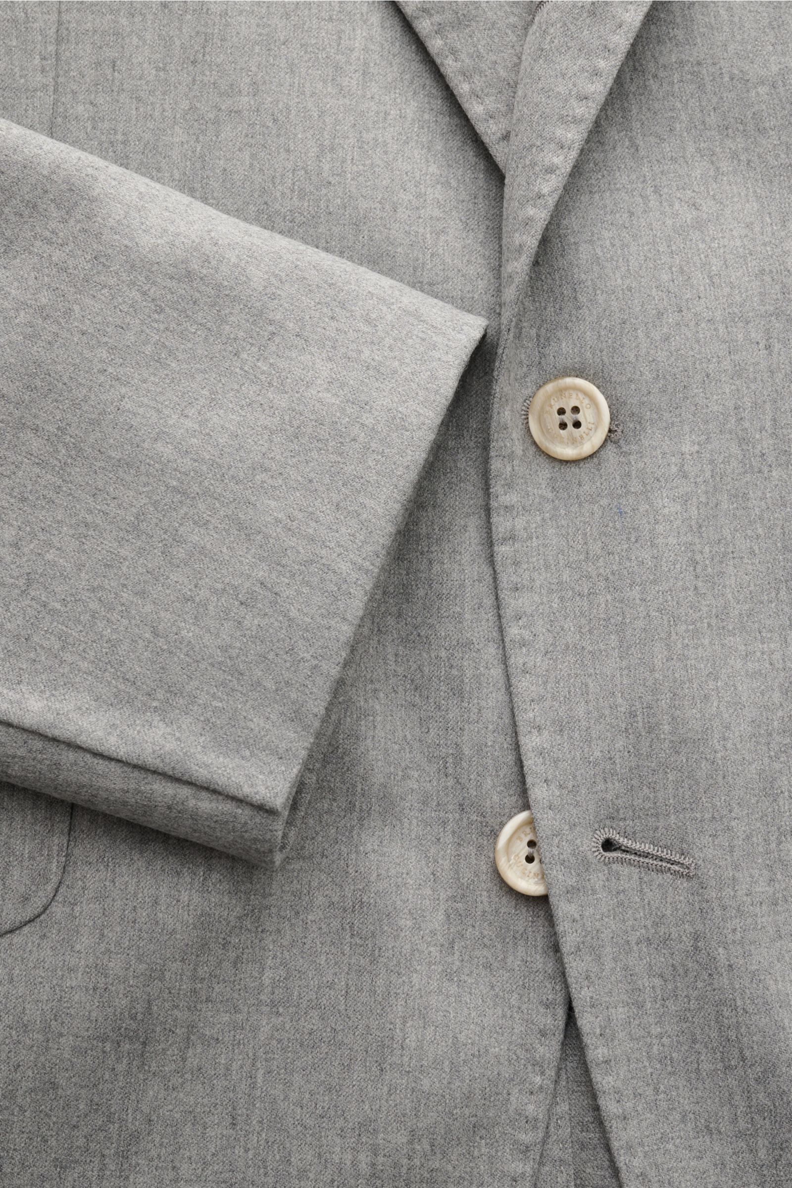 Brunello Cucinelli Wollanzug grau meliert aus reiner Schurwolle, Nahaufnahme von Ärmel und Sakko mit tailliertem Drei-Knopf-Stil.
